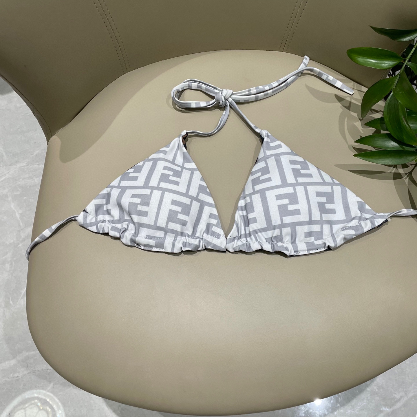  芬迪比基尼😍🥰适合多种场景的游泳衣🏊‍♀️海边 游泳池 温泉 水上乐园 漂流都可以😌内搭也完全可以 连
