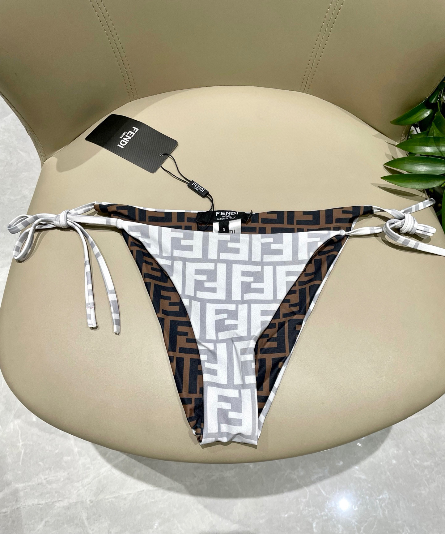  芬迪比基尼😍🥰适合多种场景的游泳衣🏊‍♀️海边 游泳池 温泉 水上乐园 漂流都可以😌内搭也完全可以 连