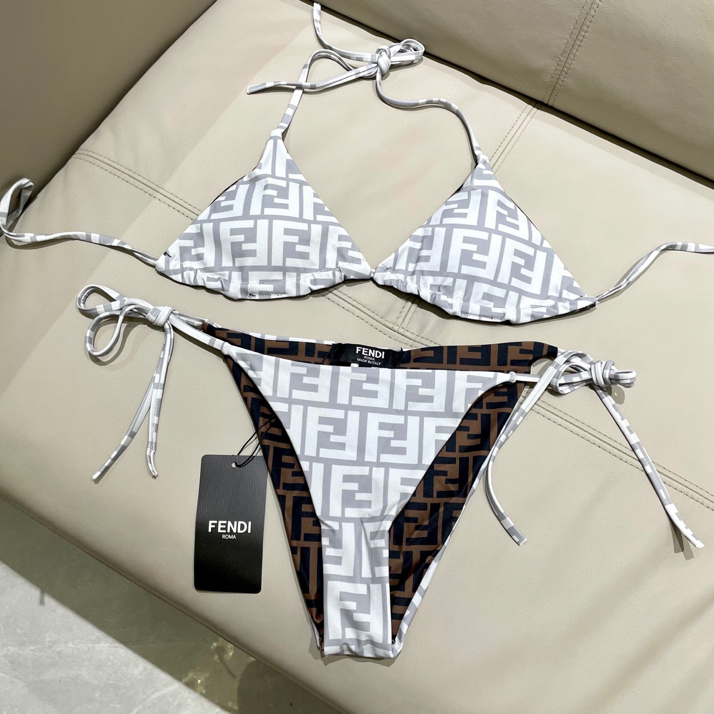  芬迪比基尼😍🥰适合多种场景的游泳衣🏊‍♀️海边 游泳池 温泉 水上乐园 漂流都可以😌内搭也完全可以 连