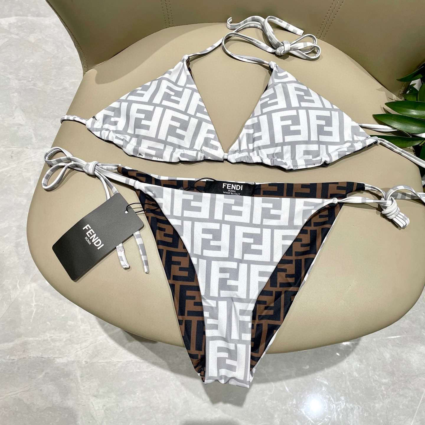  芬迪比基尼😍🥰适合多种场景的游泳衣🏊‍♀️海边 游泳池 温泉 水上乐园 漂流都可以😌内搭也完全可以 连