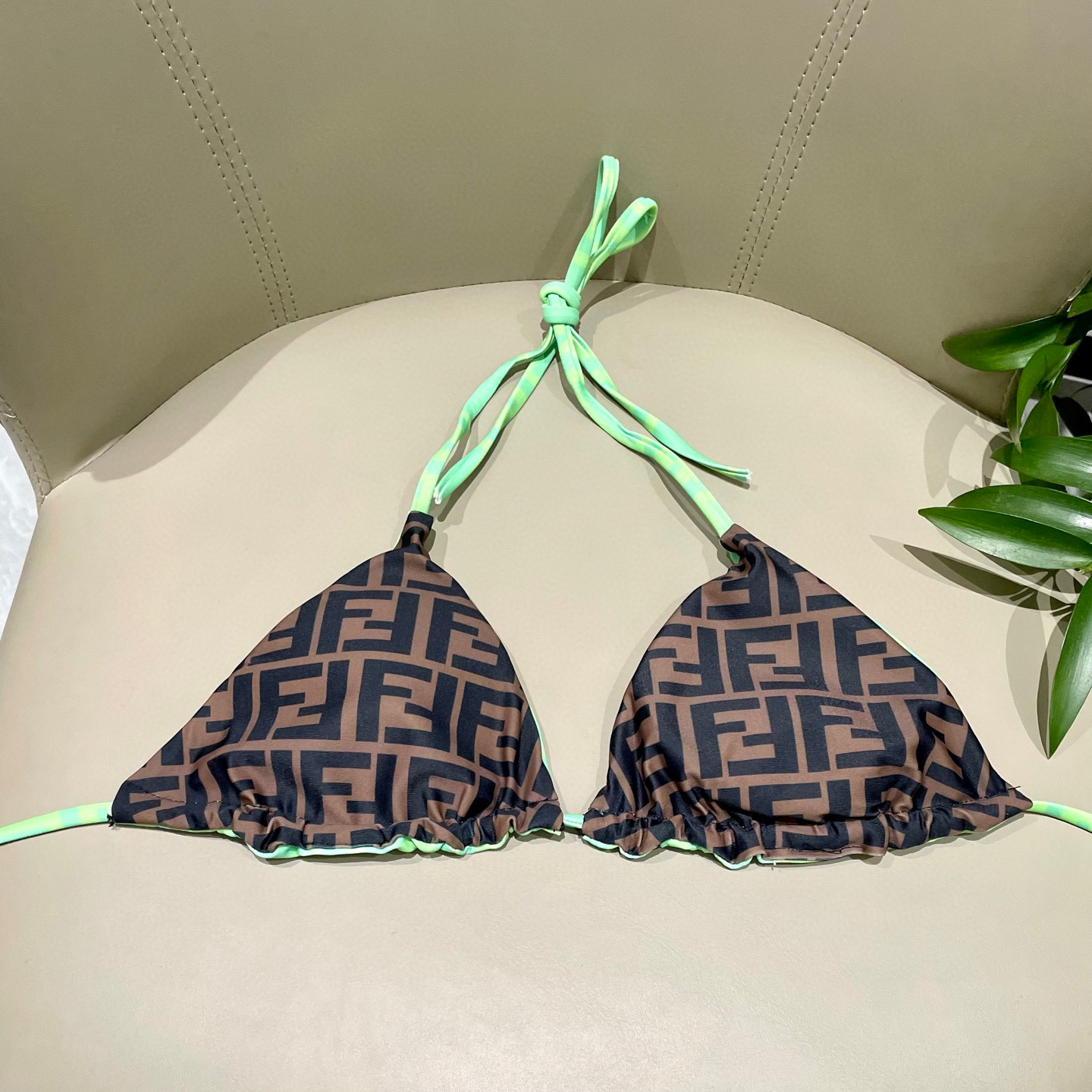  芬迪比基尼😍🥰适合多种场景的游泳衣🏊‍♀️海边 游泳池 温泉 水上乐园 漂流都可以😌内搭也完全可以 连