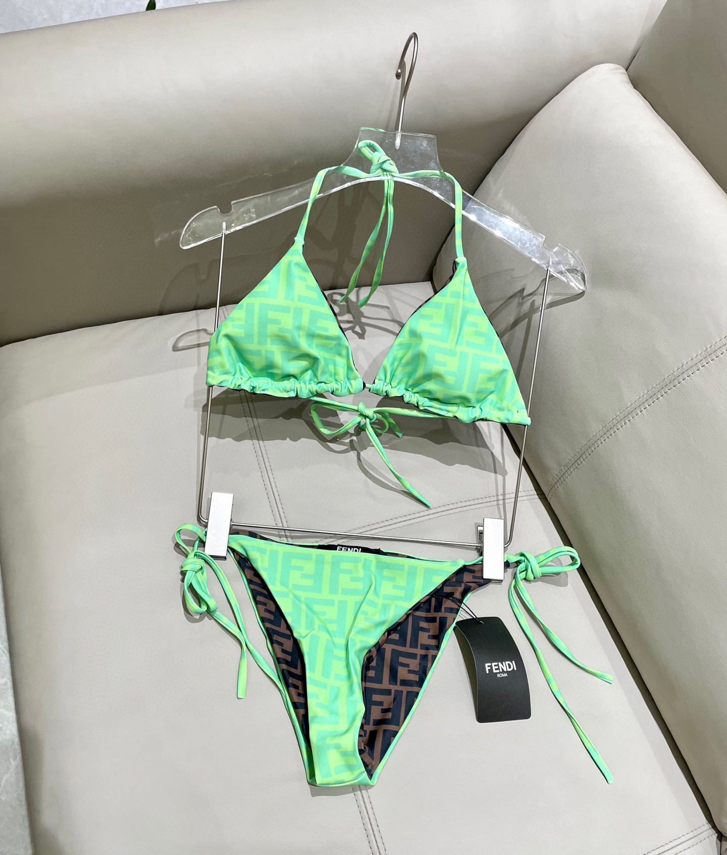  芬迪比基尼😍🥰适合多种场景的游泳衣🏊‍♀️海边 游泳池 温泉 水上乐园 漂流都可以😌内搭也完全可以 连