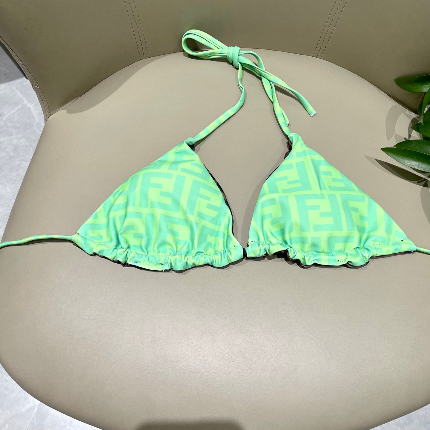  芬迪比基尼😍🥰适合多种场景的游泳衣🏊‍♀️海边 游泳池 温泉 水上乐园 漂流都可以😌内搭也完全可以 连