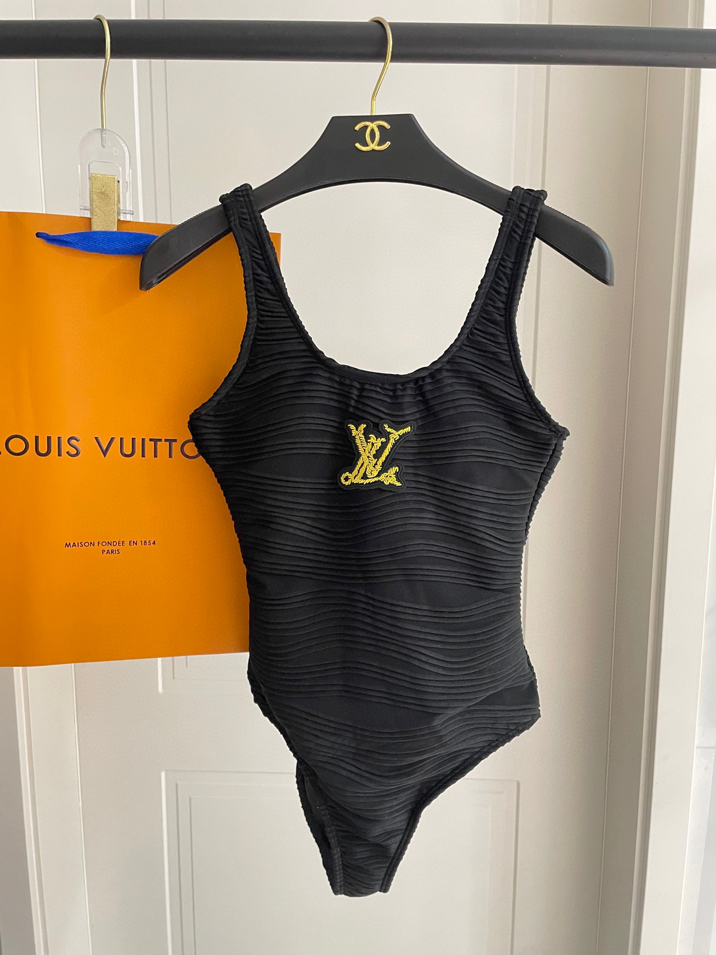  Lv新款波浪纹😍🥰适合多种场景的游泳衣🏊‍♀️海边 游泳池 温泉 水上乐园 漂流都可以😌内搭也完全可以
