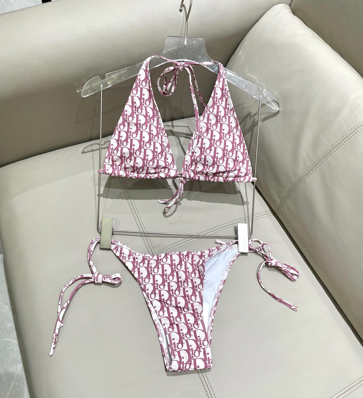  迪奥比基尼😍🥰适合多种场景的游泳衣🏊‍♀️海边 游泳池 温泉 水上乐园 漂流都可以😌内搭也完全可以 连