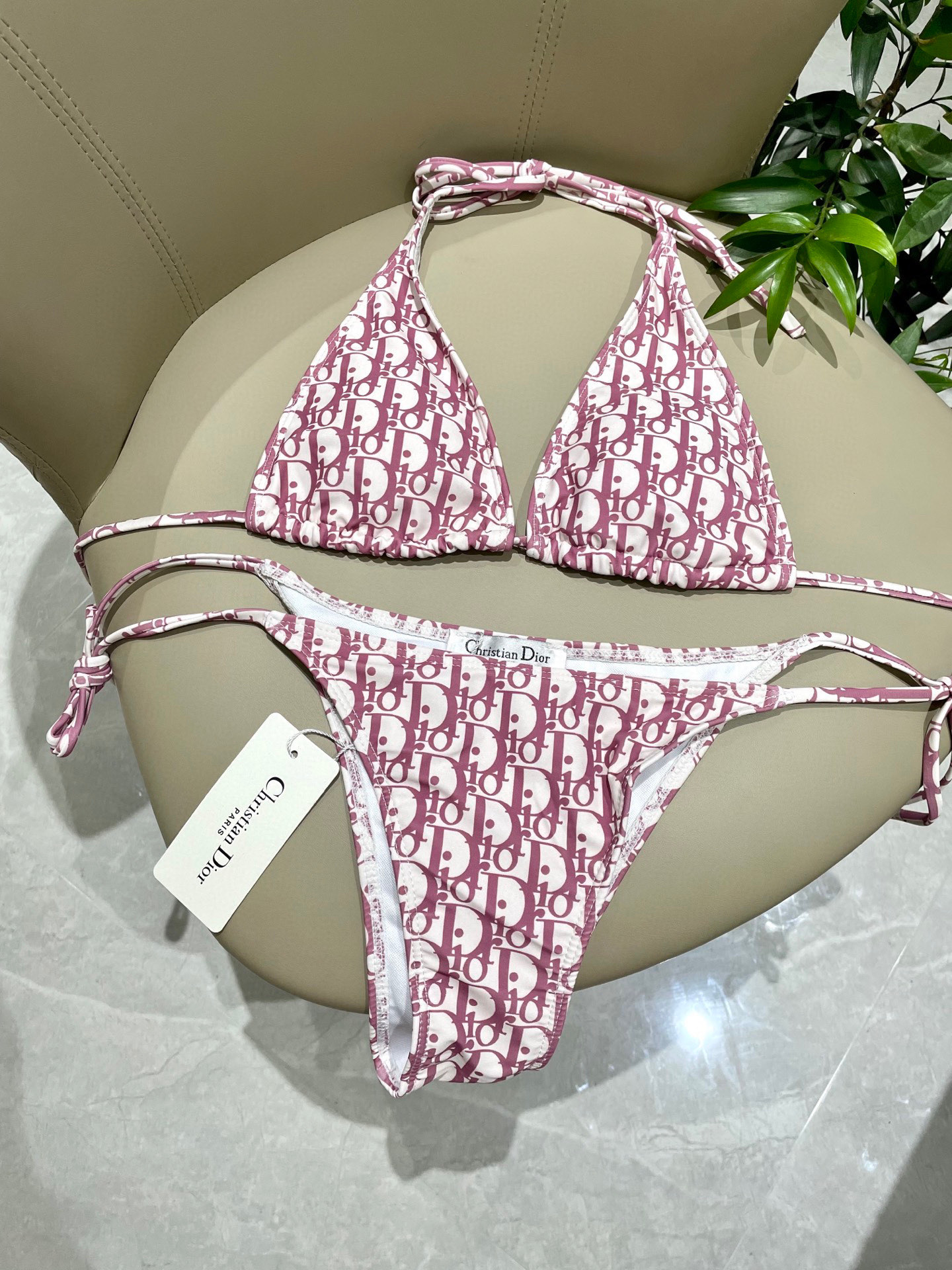 迪奥比基尼😍🥰适合多种场景的游泳衣🏊‍♀️海边 游泳池 温泉 水上乐园 漂流都可以😌内搭也完全可以 连