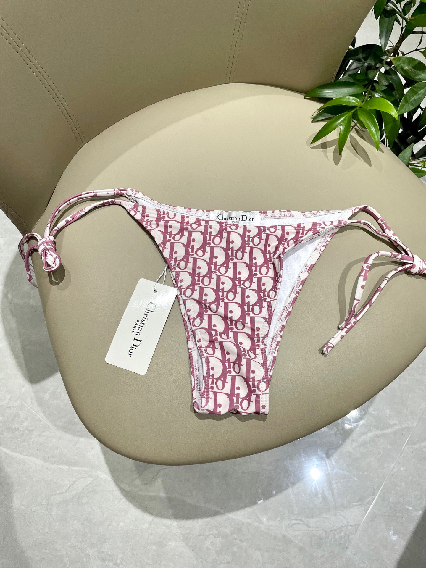  迪奥比基尼😍🥰适合多种场景的游泳衣🏊‍♀️海边 游泳池 温泉 水上乐园 漂流都可以😌内搭也完全可以 连