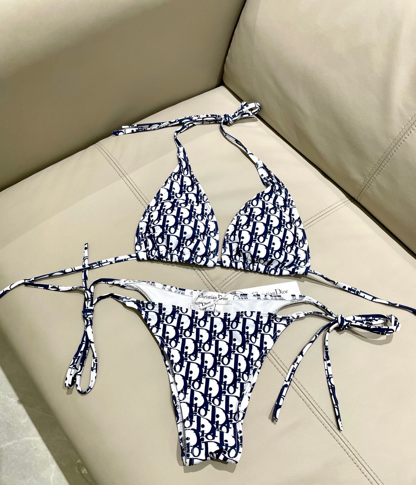  迪奥比基尼😍🥰适合多种场景的游泳衣🏊‍♀️海边 游泳池 温泉 水上乐园 漂流都可以😌内搭也完全可以 连