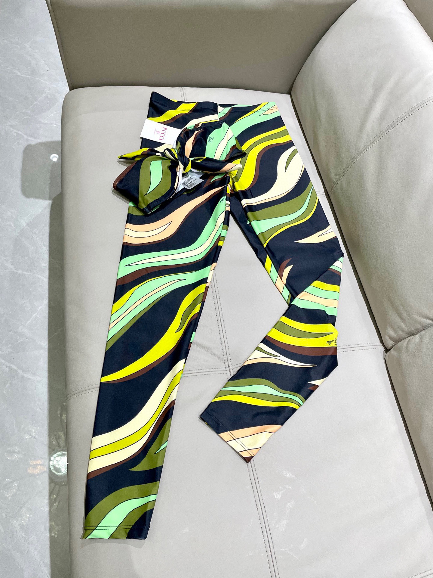  PUCCI新款高弹力健身长款瑜伽服运动套装~小背心➕修身提臀显瘦打底裤
S M L Xl