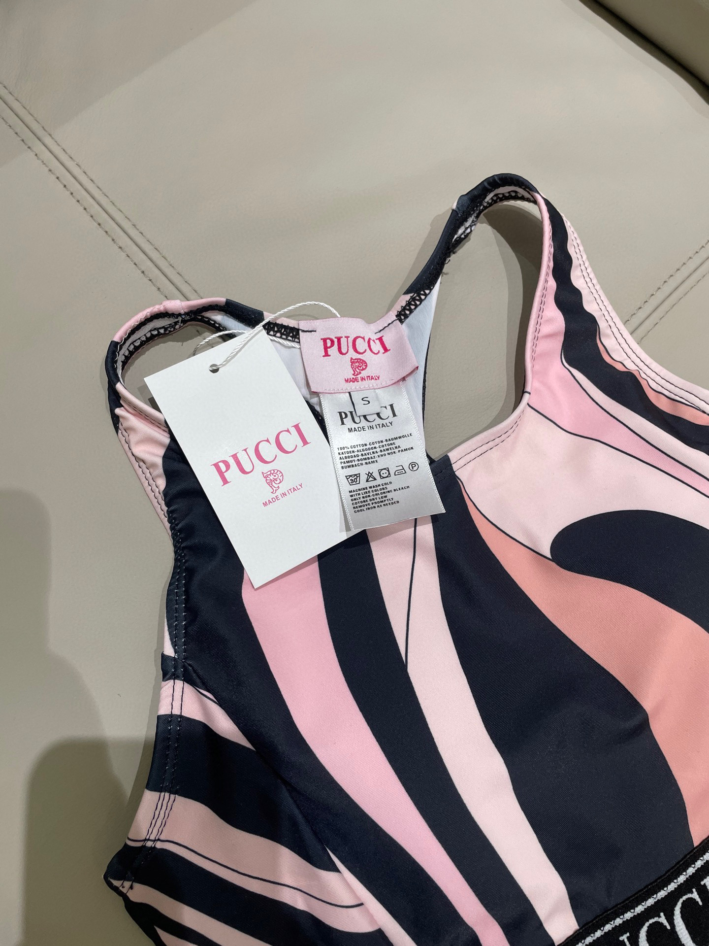  PUCCI新款高弹力健身长款瑜伽服运动套装~小背心➕修身提臀显瘦打底裤
S M L Xl