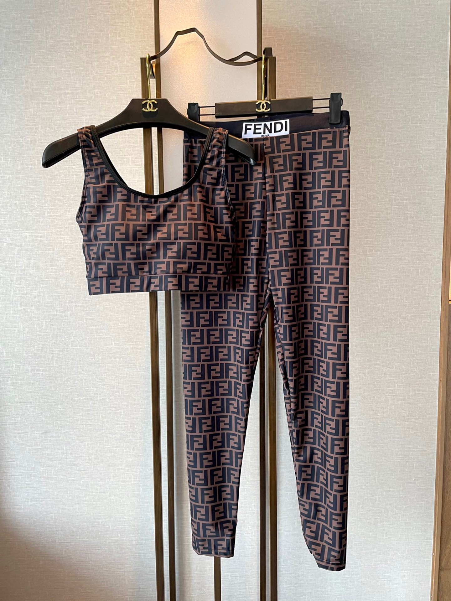  芬迪新款高弹力健身长款瑜伽服运动套装~小背心➕修身提臀显瘦打底裤
S M L Xl