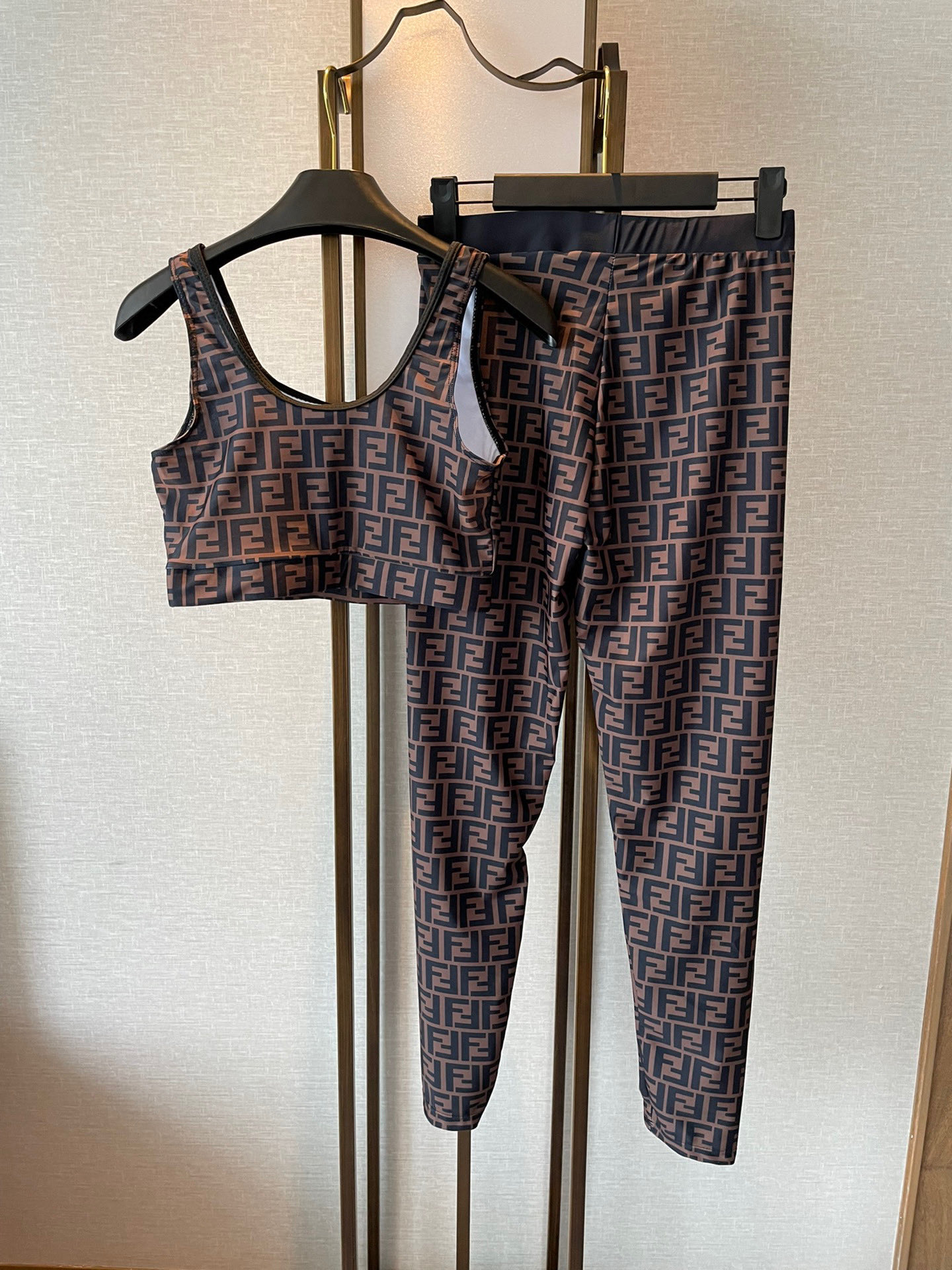  芬迪新款高弹力健身长款瑜伽服运动套装~小背心➕修身提臀显瘦打底裤
S M L Xl