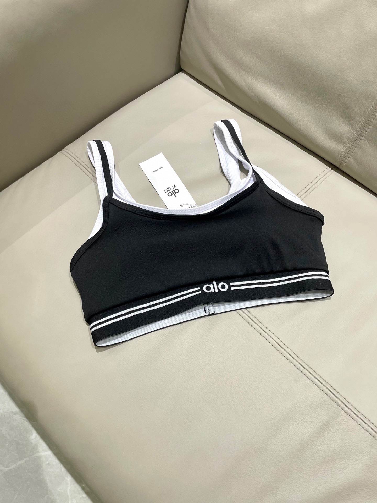  ALO新款高弹力健身短款瑜伽服运动套装~小背心➕修身提臀显瘦裤裙
S M L Xl