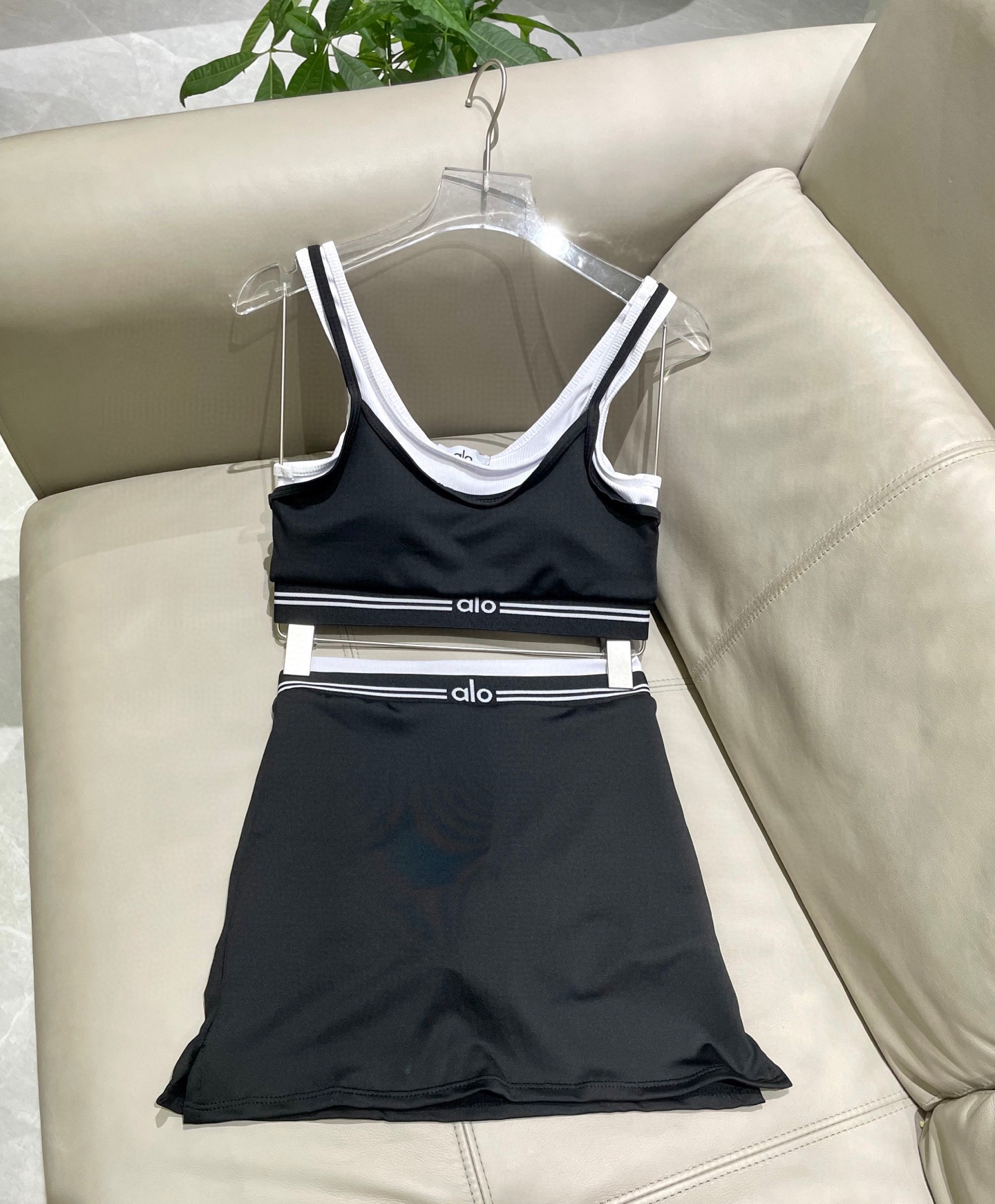  ALO新款高弹力健身短款瑜伽服运动套装~小背心➕修身提臀显瘦裤裙
S M L Xl