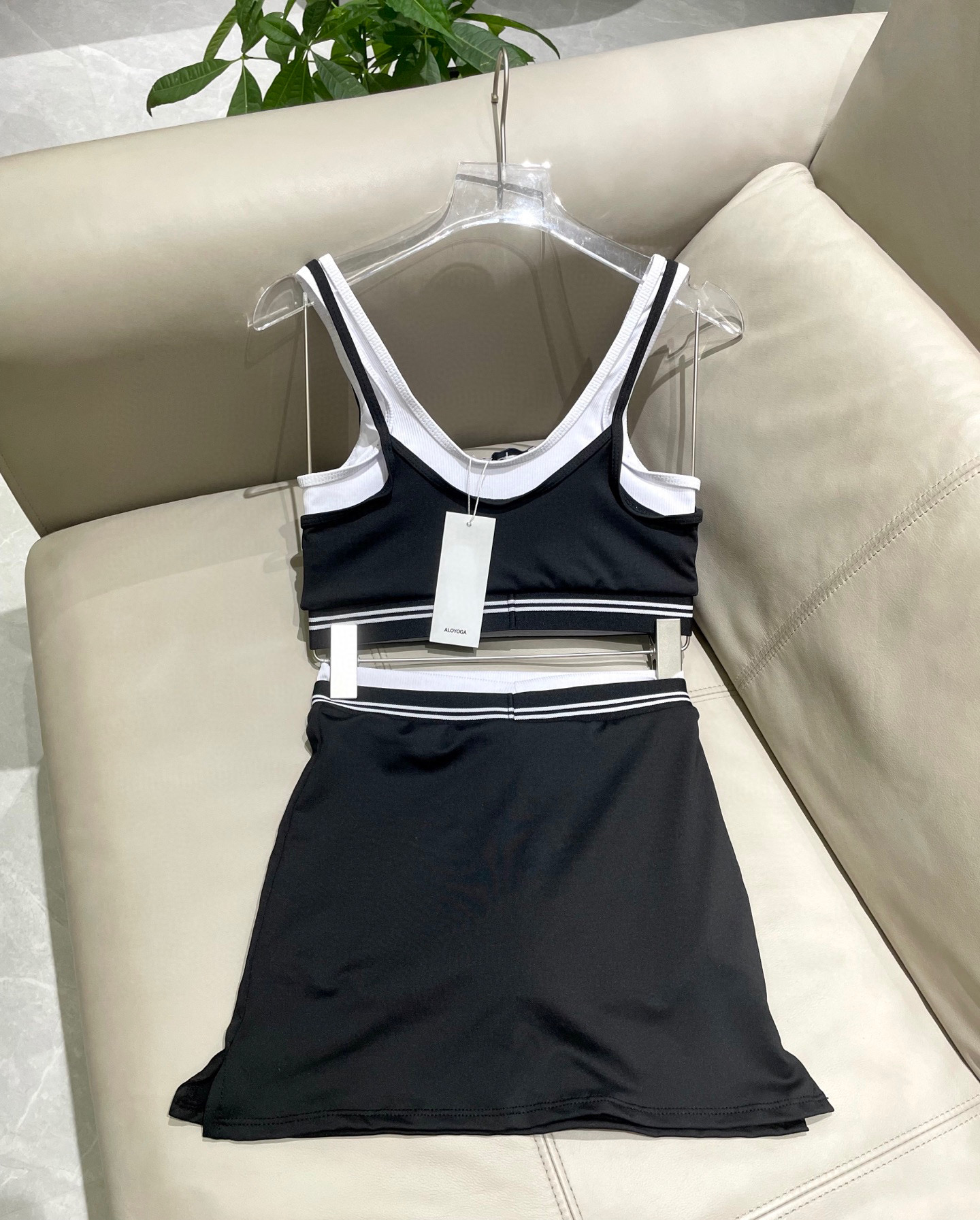  ALO新款高弹力健身短款瑜伽服运动套装~小背心➕修身提臀显瘦裤裙
S M L Xl