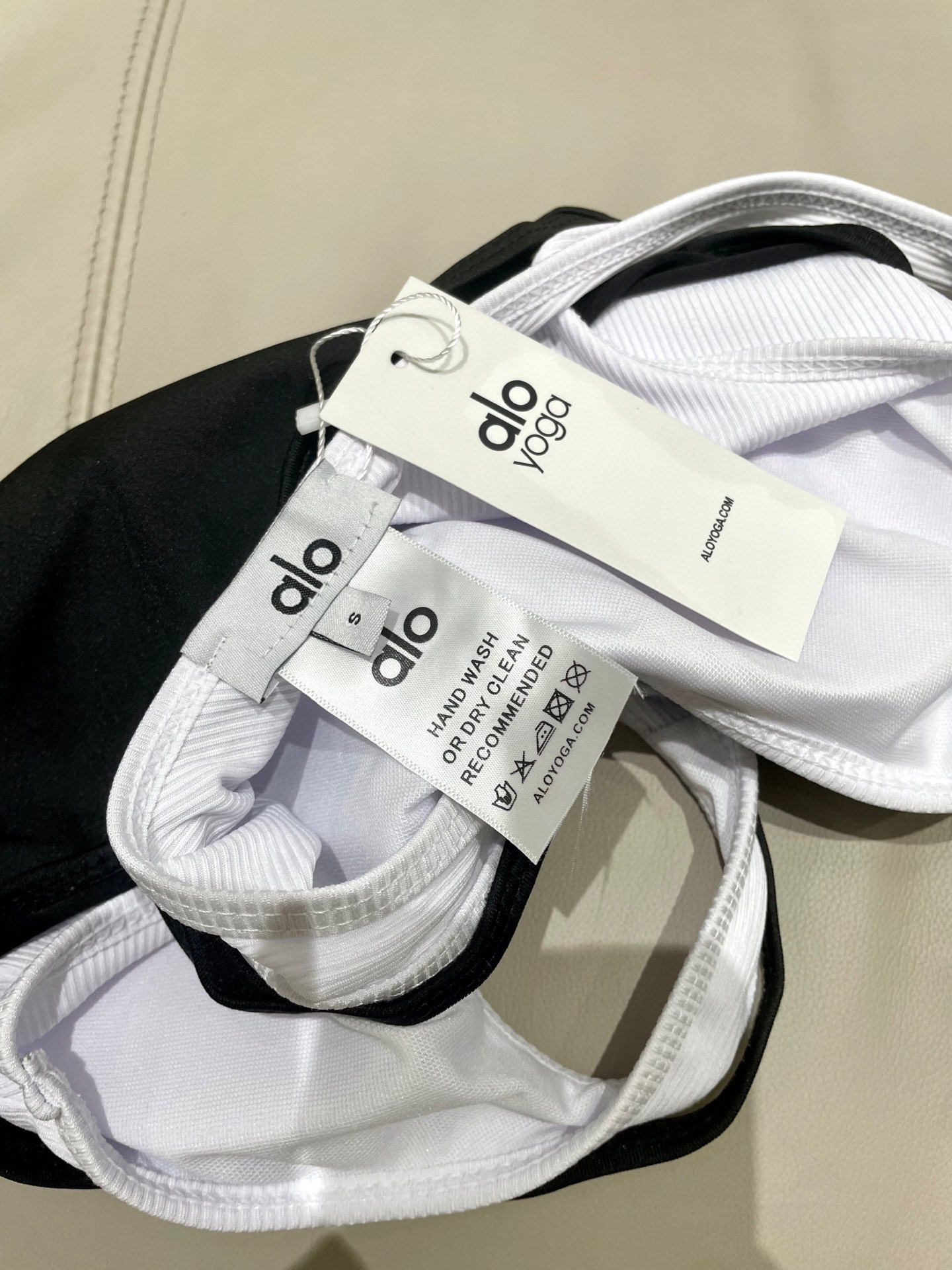  ALO新款高弹力健身短款瑜伽服运动套装~小背心➕修身提臀显瘦裤裙
S M L Xl