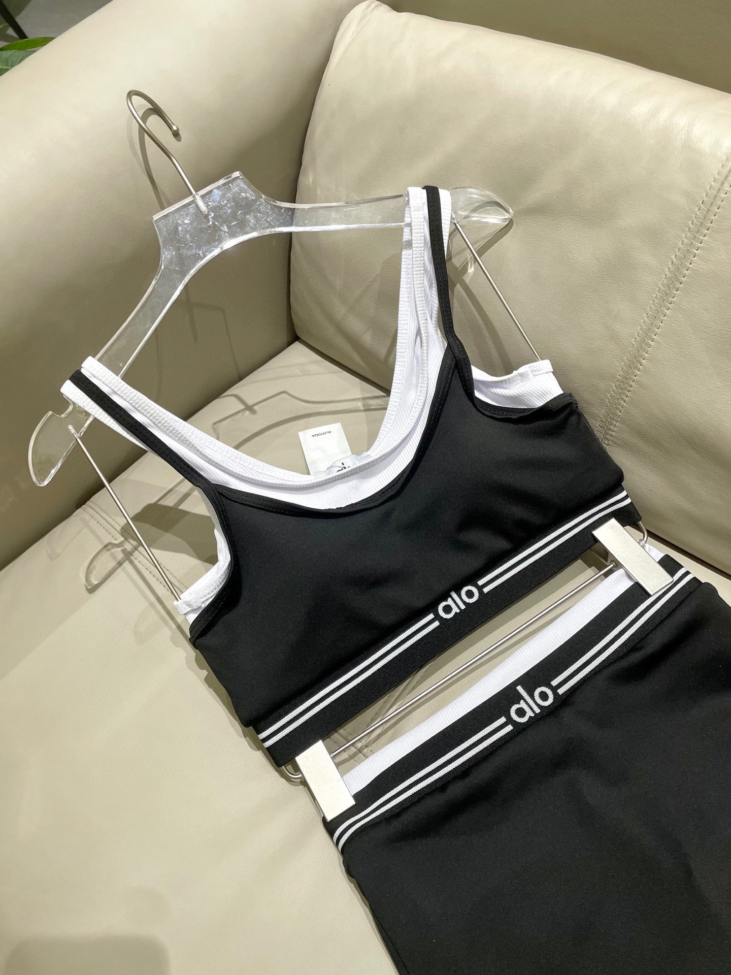  ALO新款高弹力健身短款瑜伽服运动套装~小背心➕修身提臀显瘦裤裙
S M L Xl