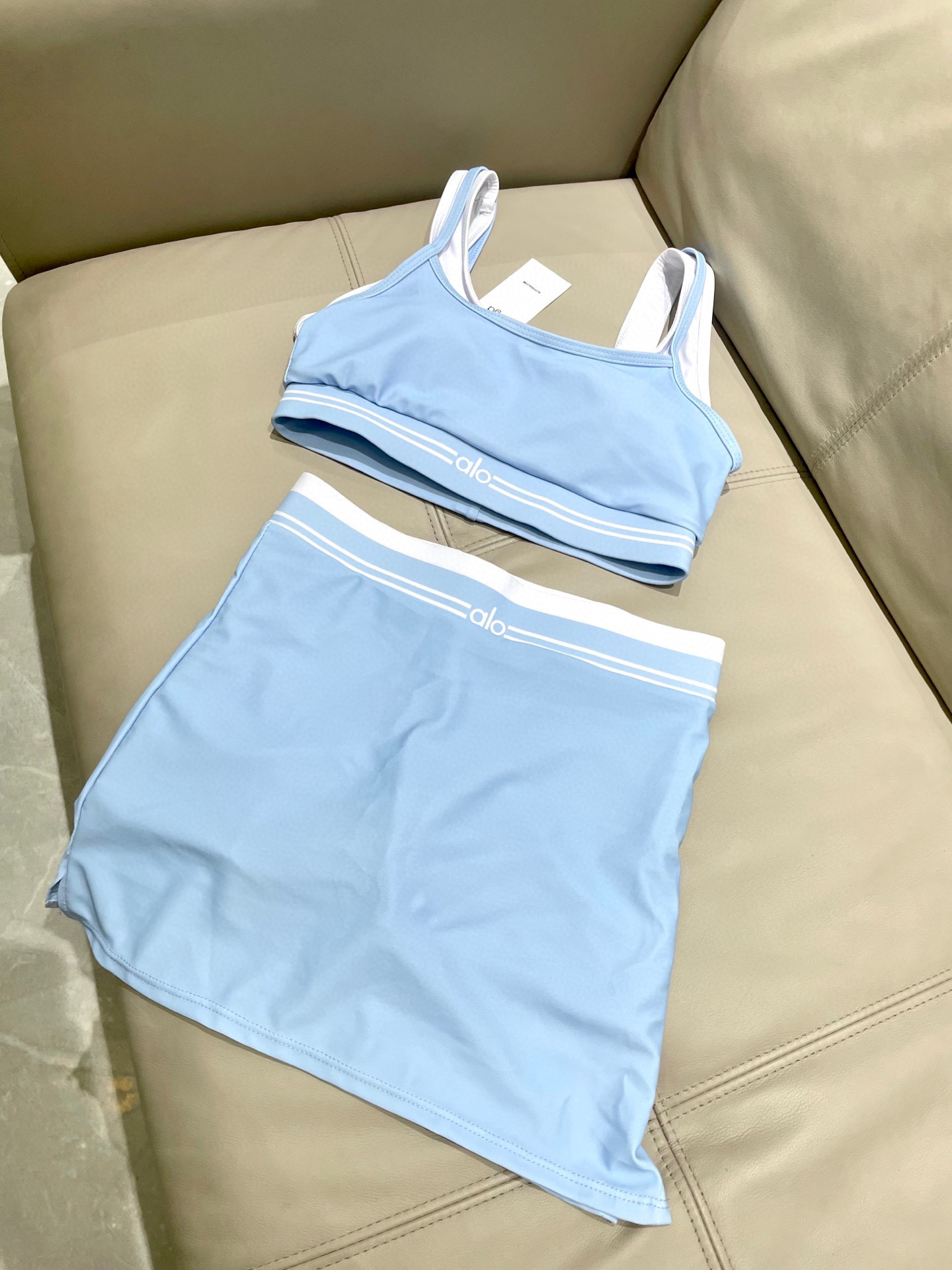  ALO新款高弹力健身短款瑜伽服运动套装~小背心➕修身提臀显瘦裤裙
S M L Xl