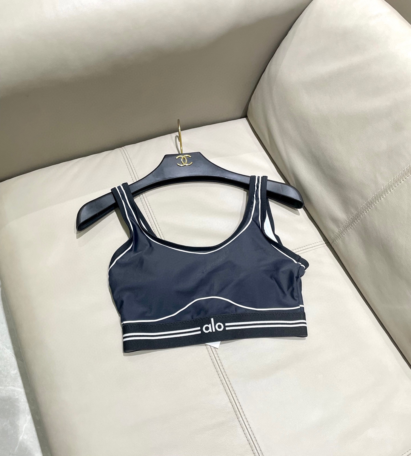  ALO新款高弹力健身短款瑜伽服运动套装~小背心➕修身提臀显瘦打底裤
S M L Xl