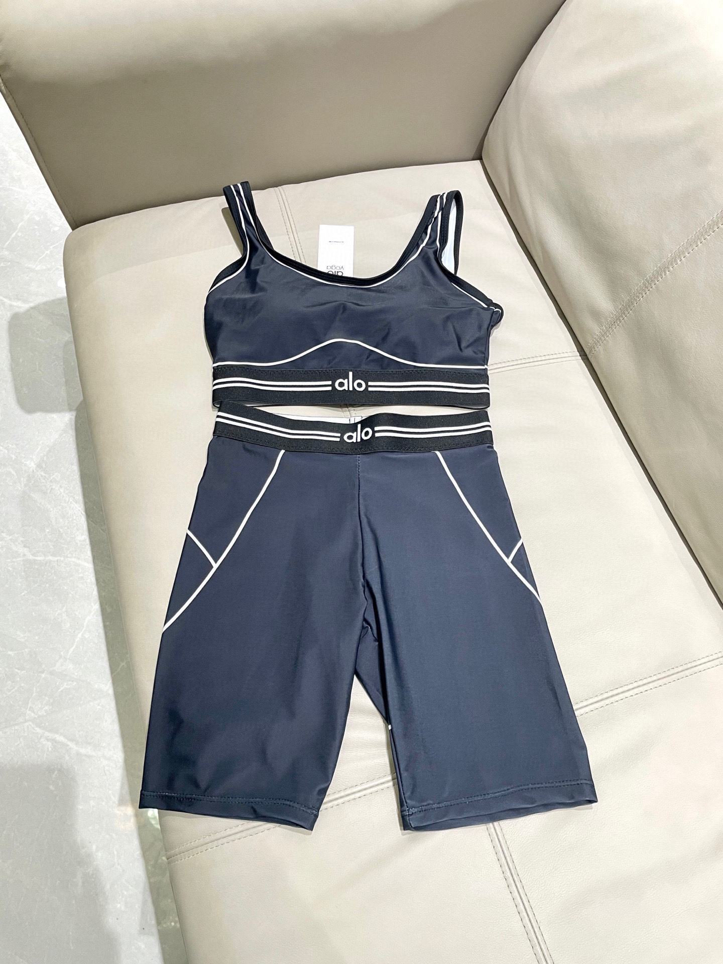  ALO新款高弹力健身短款瑜伽服运动套装~小背心➕修身提臀显瘦打底裤
S M L Xl