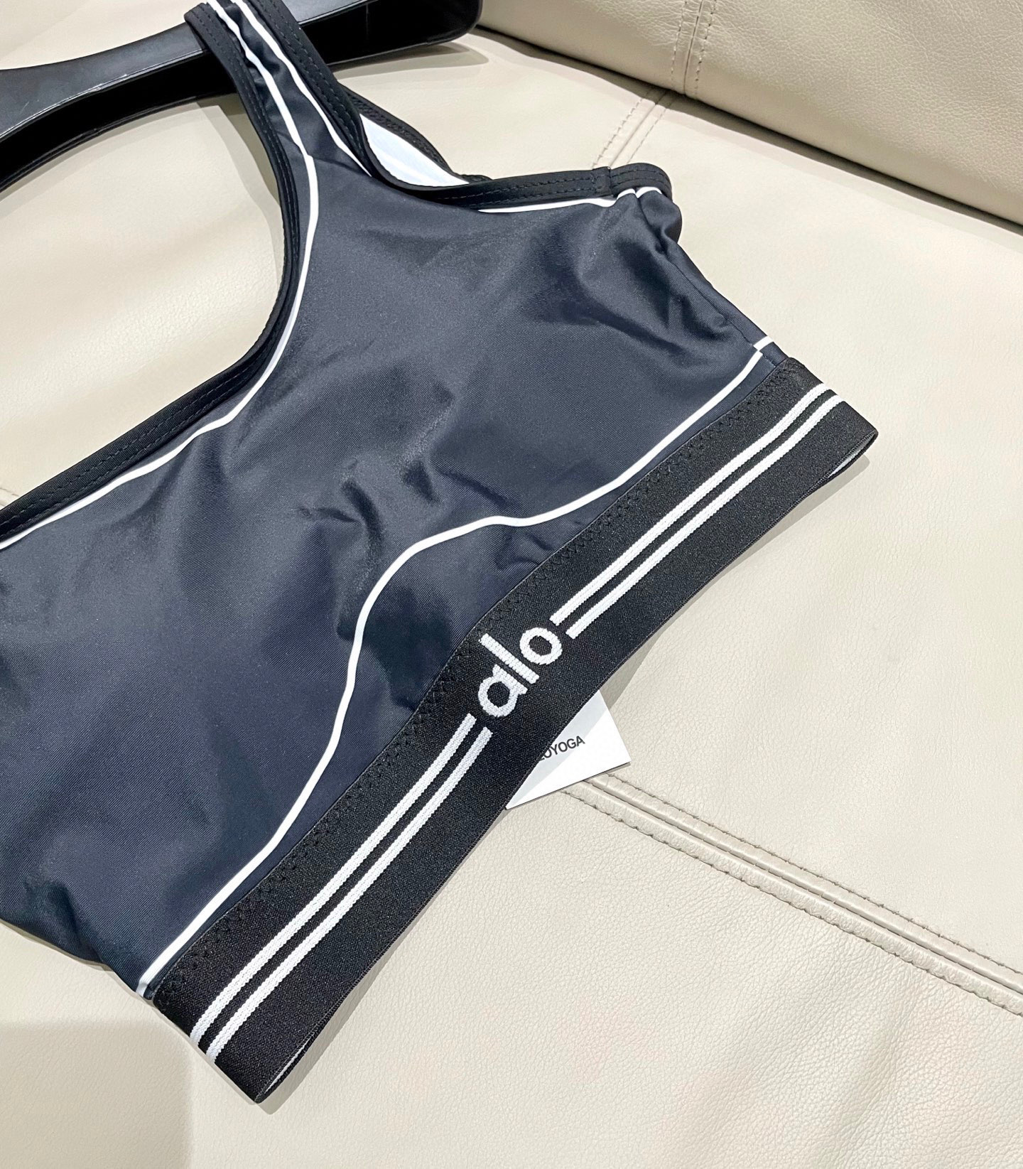  ALO新款高弹力健身短款瑜伽服运动套装~小背心➕修身提臀显瘦打底裤
S M L Xl