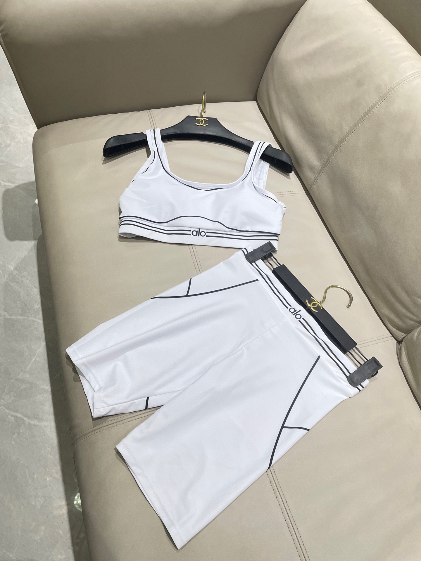  ALO新款高弹力健身短款瑜伽服运动套装~小背心➕修身提臀显瘦打底裤
S M L Xl