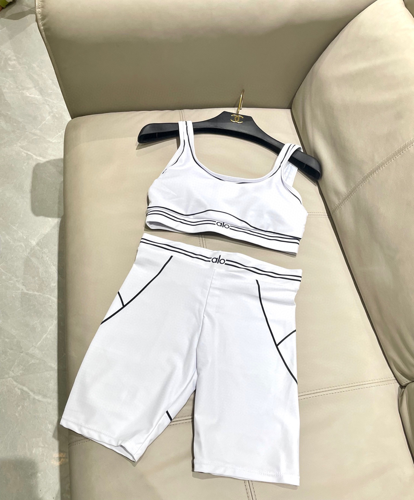  ALO新款高弹力健身短款瑜伽服运动套装~小背心➕修身提臀显瘦打底裤
S M L Xl