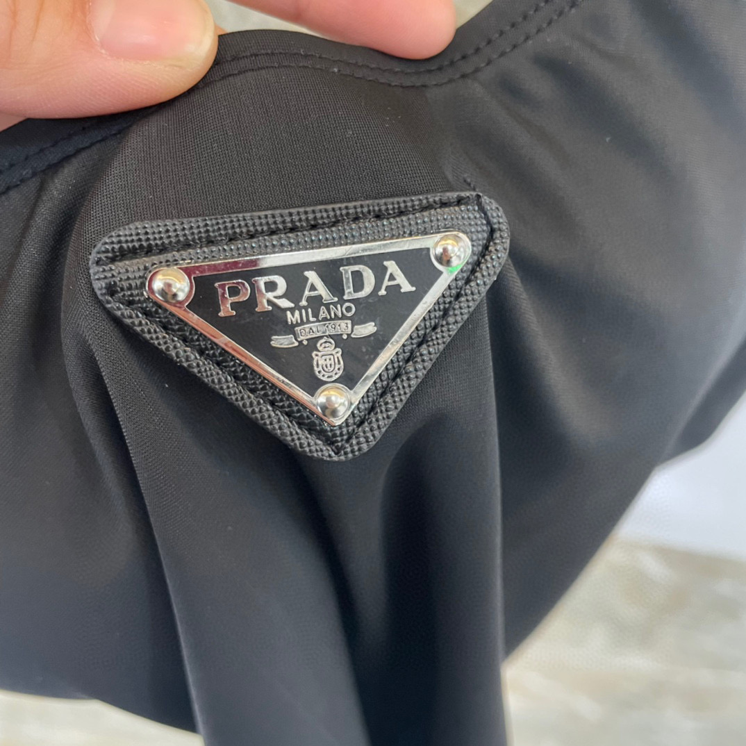  PRADA新款露背连体泳衣 黑色简单大气 适合多种场景的游泳衣🏊‍♀️海边 游泳池 温泉 水上乐园 漂