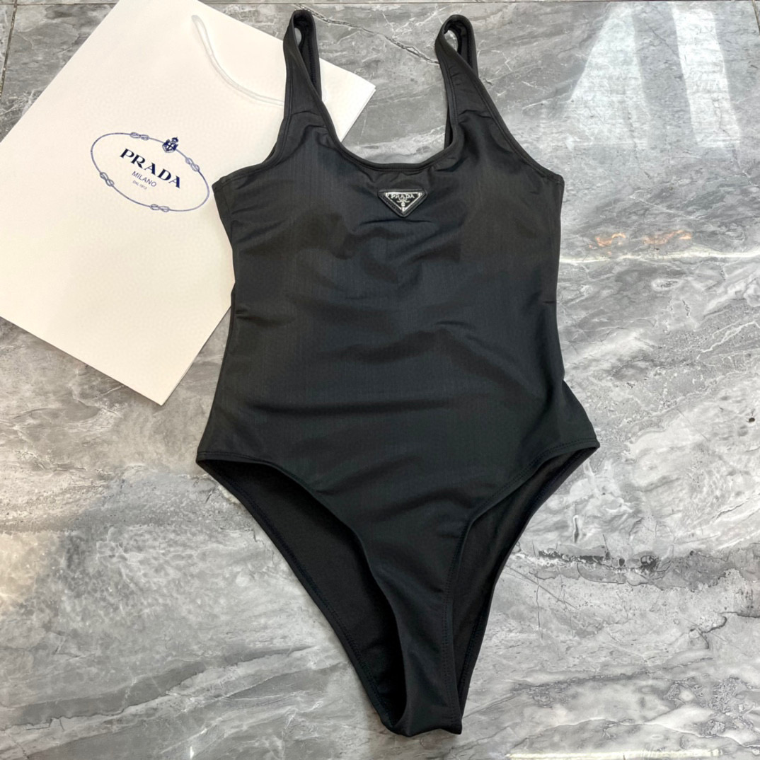  PRADA新款露背连体泳衣 黑色简单大气 适合多种场景的游泳衣🏊‍♀️海边 游泳池 温泉 水上乐园 漂