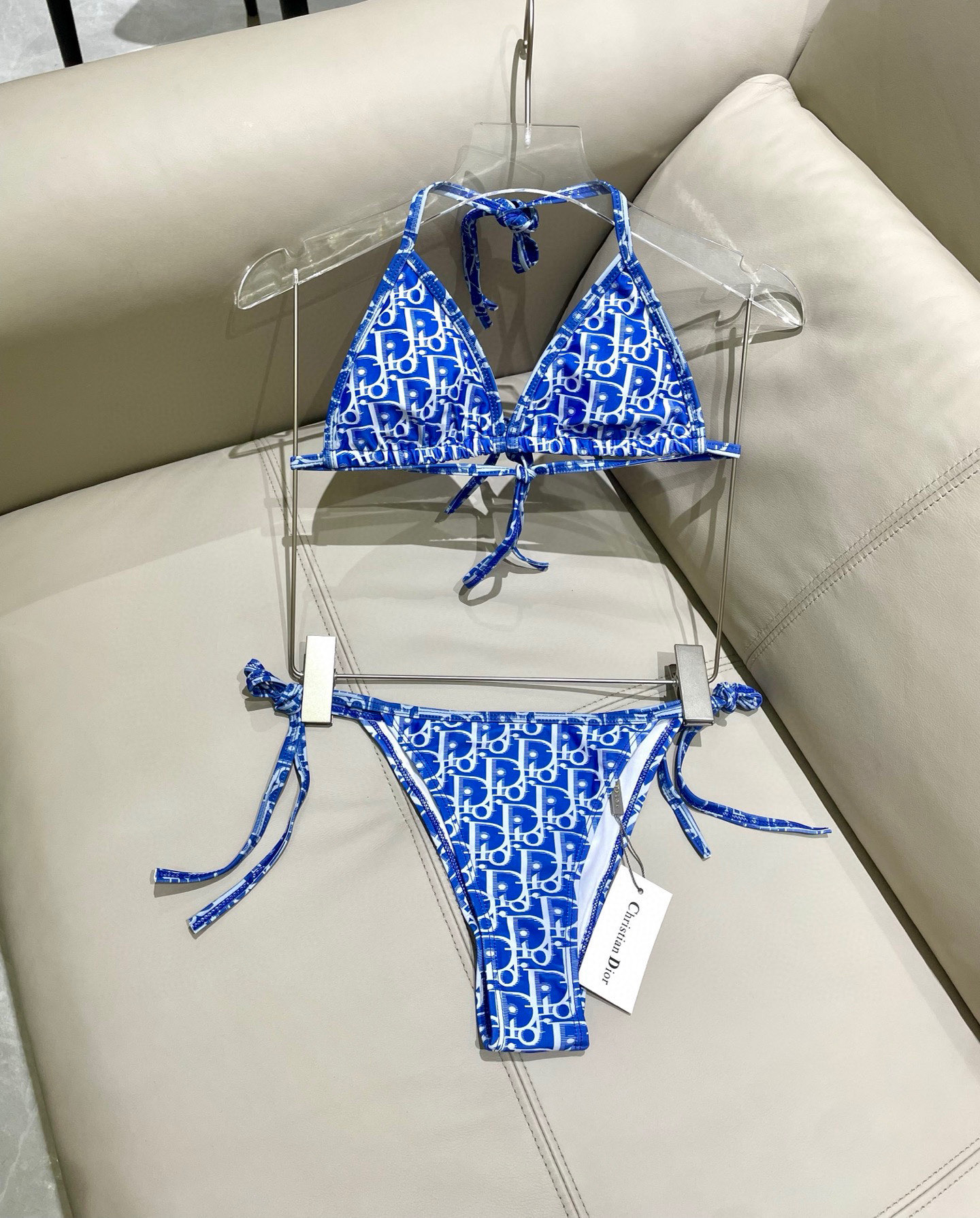  迪奥新款比基尼👙❤️😍🥰适合多种场景的游泳衣🏊‍♀️海边 游泳池 温泉 水上乐园 漂流都可以😌内搭外穿