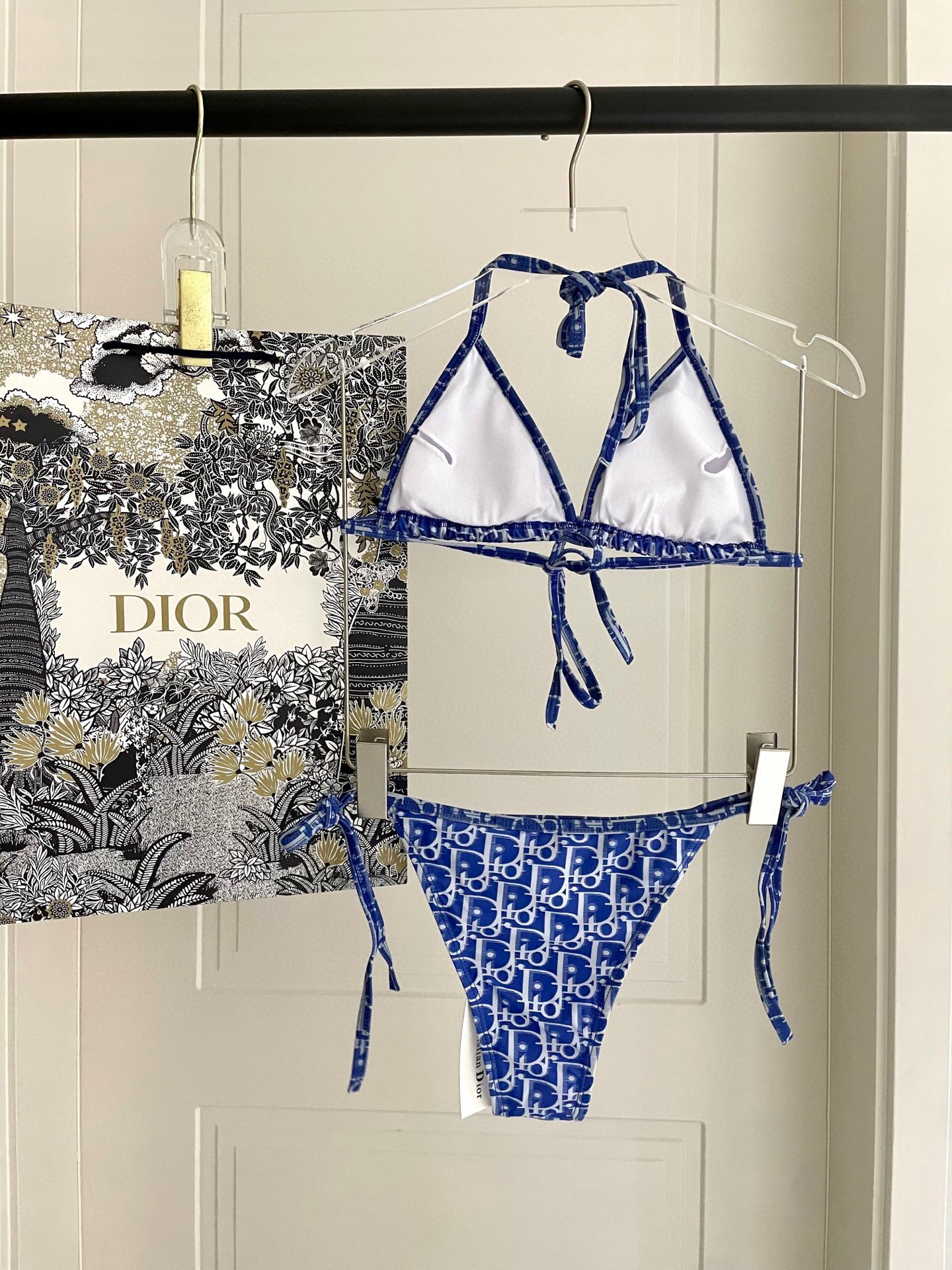  迪奥新款比基尼👙❤️😍🥰适合多种场景的游泳衣🏊‍♀️海边 游泳池 温泉 水上乐园 漂流都可以😌内搭外穿