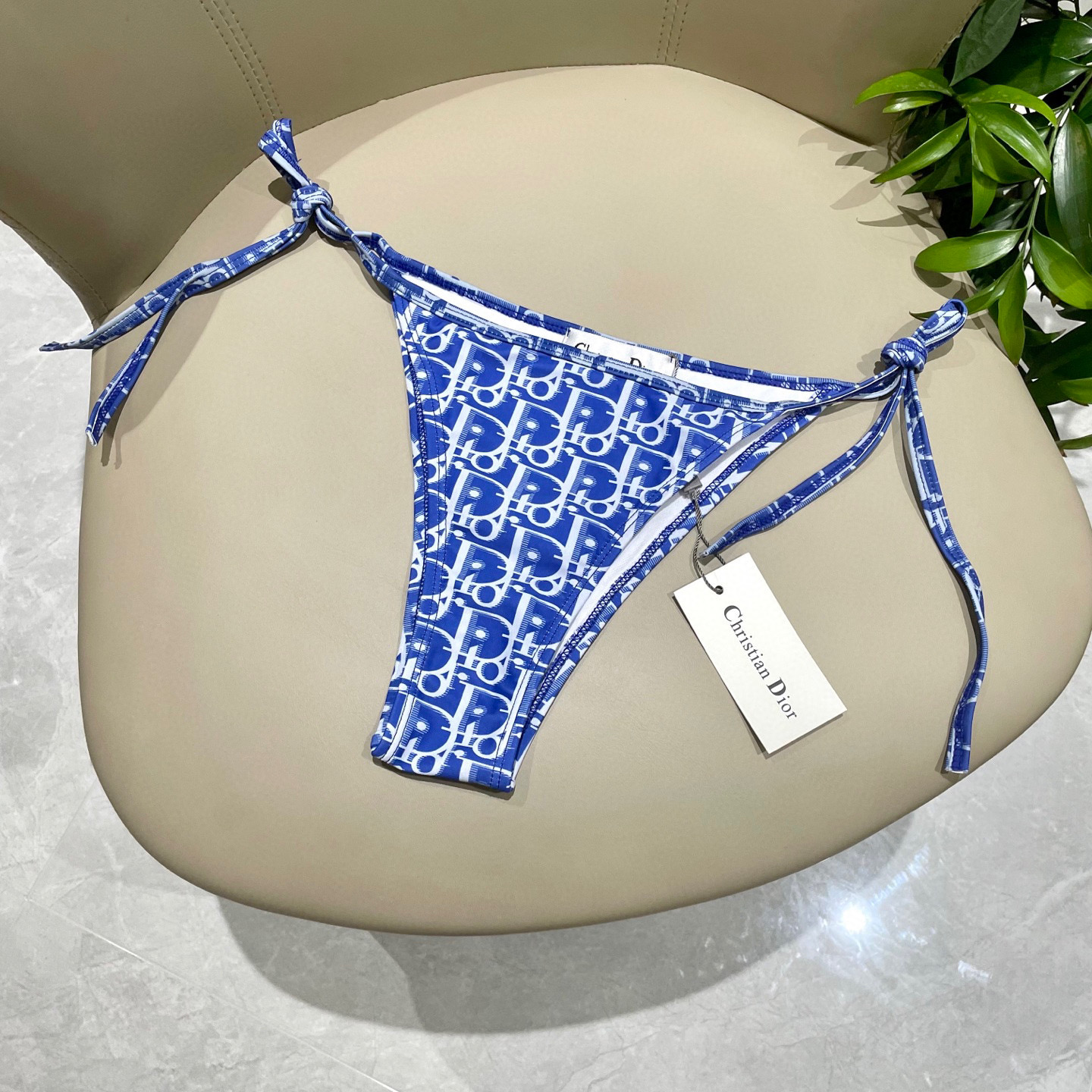  迪奥新款比基尼👙❤️😍🥰适合多种场景的游泳衣🏊‍♀️海边 游泳池 温泉 水上乐园 漂流都可以😌内搭外穿