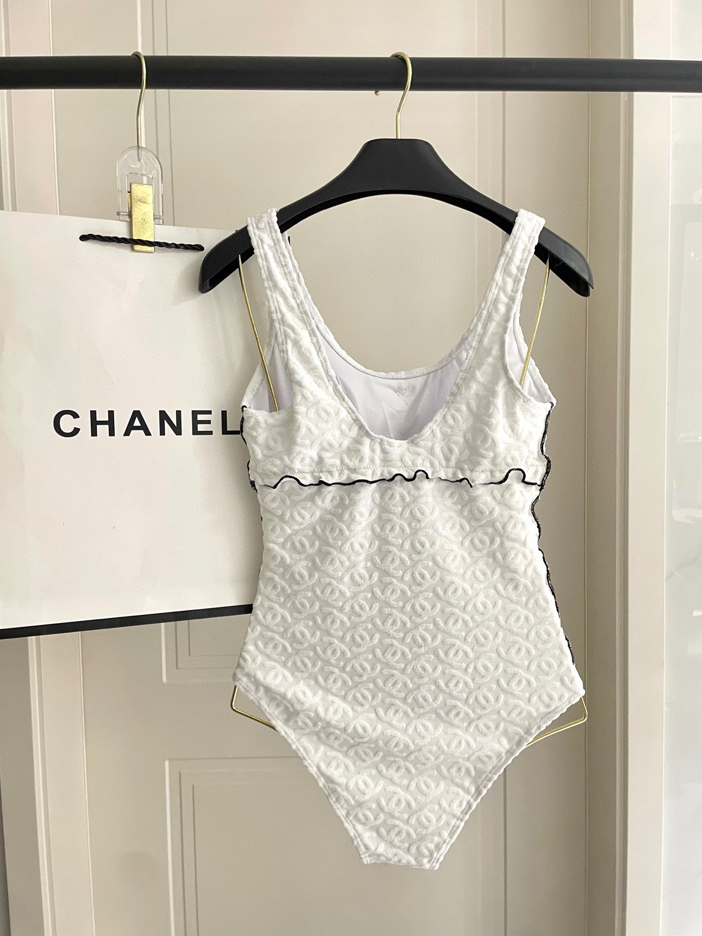  Chanel新款连体泳衣 实物超仙 拍不出来的美 🥰🥰💐💐适合多种场景的游泳衣🏊‍♀️海边 游泳池 温