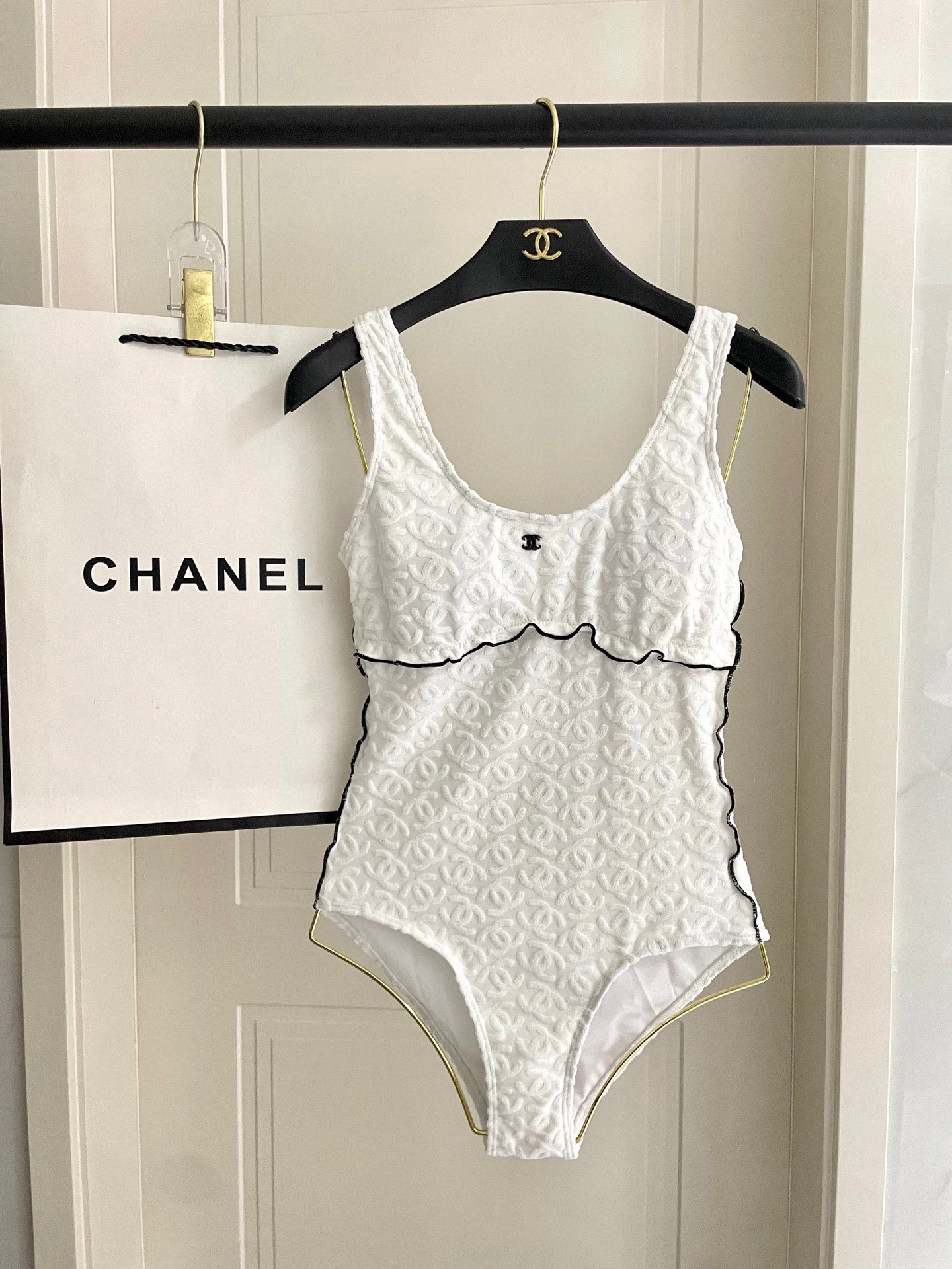  Chanel新款连体泳衣 实物超仙 拍不出来的美 🥰🥰💐💐适合多种场景的游泳衣🏊‍♀️海边 游泳池 温