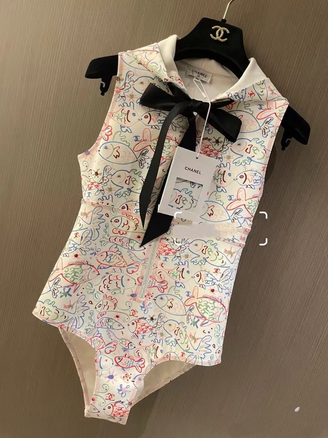 NO:377254,80 Chanel's new swimsuit is suitable for swimsuits in various scenarios ♀ The beach, swimming pool, hot spring, water park, rafting can be worn inside, and it is completely possible to wear the squamous design to cover the flesh and make the belly look tall. The abdomen is a bit fleshy and does not affect our beauty. The fabric is breathable and comfortable. The quick-drying elastic swimsuit is easier to clean. S M L Xl swimsuits, swimsuits, bikinis1986090980 Chanel新款泳衣适合多种场景的游泳衣♀海边 游泳池 温泉 水上乐园 漂流都可以内搭也完全可以 连体设计遮肉显高挑 腹部有点肉肉也不影响咱美美的 面料透气舒适.速干弹性的游泳衣更加帖肤易清洗 码数S M L Xl泳衣泳裤比基尼,泳衣，泳裤，比基尼,chanel,swimsuits,bikinis,accessory