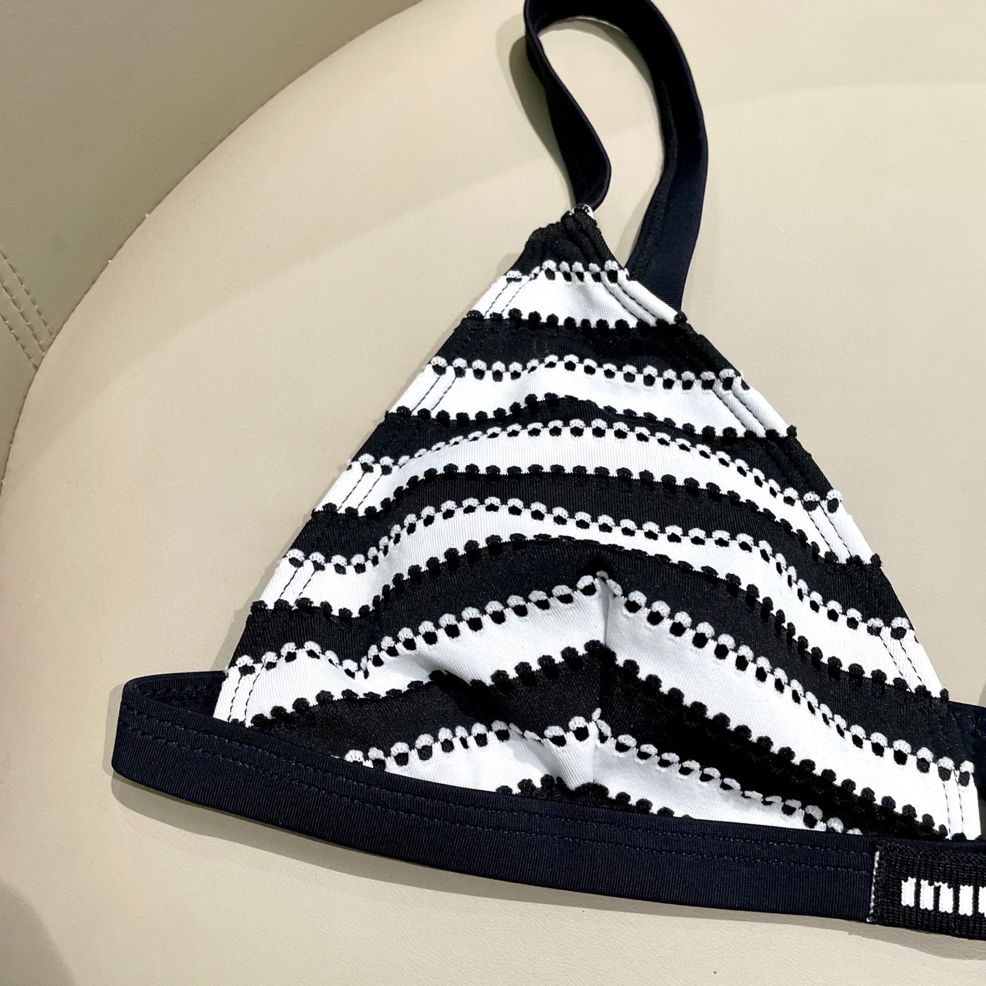  miumiu缪缪新款比基尼😍🥰适合多种场景的游泳衣🏊‍♀️海边 游泳池 温泉 水上乐园 漂流都可以😌内