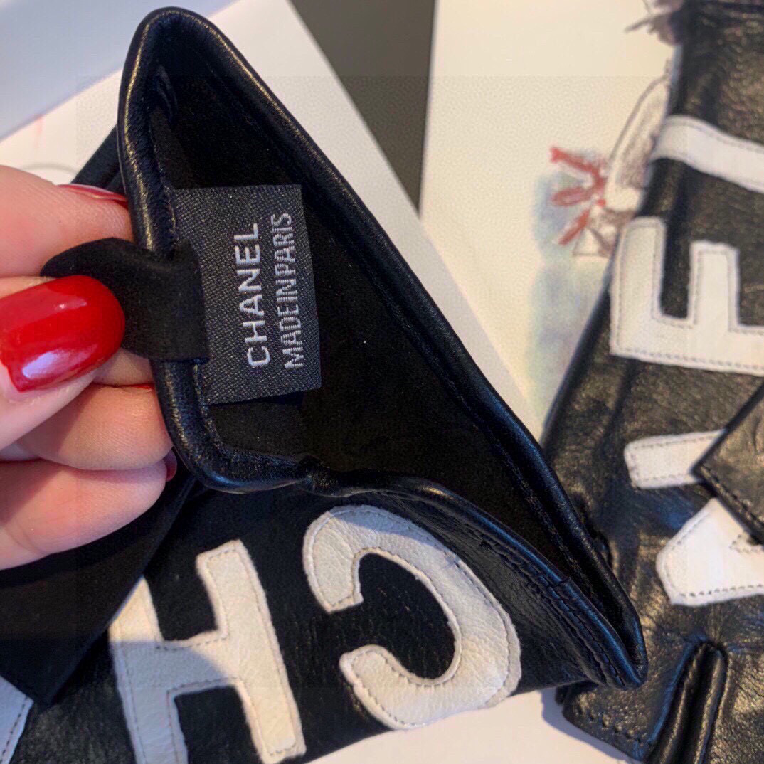  Chanel 秋冬新款女手套官网同步 👋🏻进口羊皮  皮质超薄柔软舒适  内里丝里 码数：M L