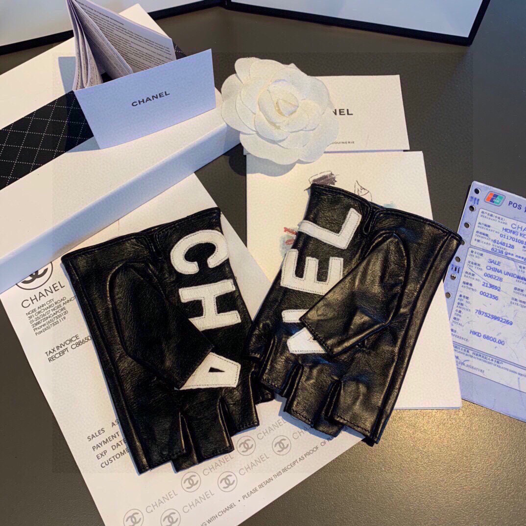  Chanel 秋冬新款女手套官网同步 👋🏻进口羊皮  皮质超薄柔软舒适  内里丝里 码数：M L
