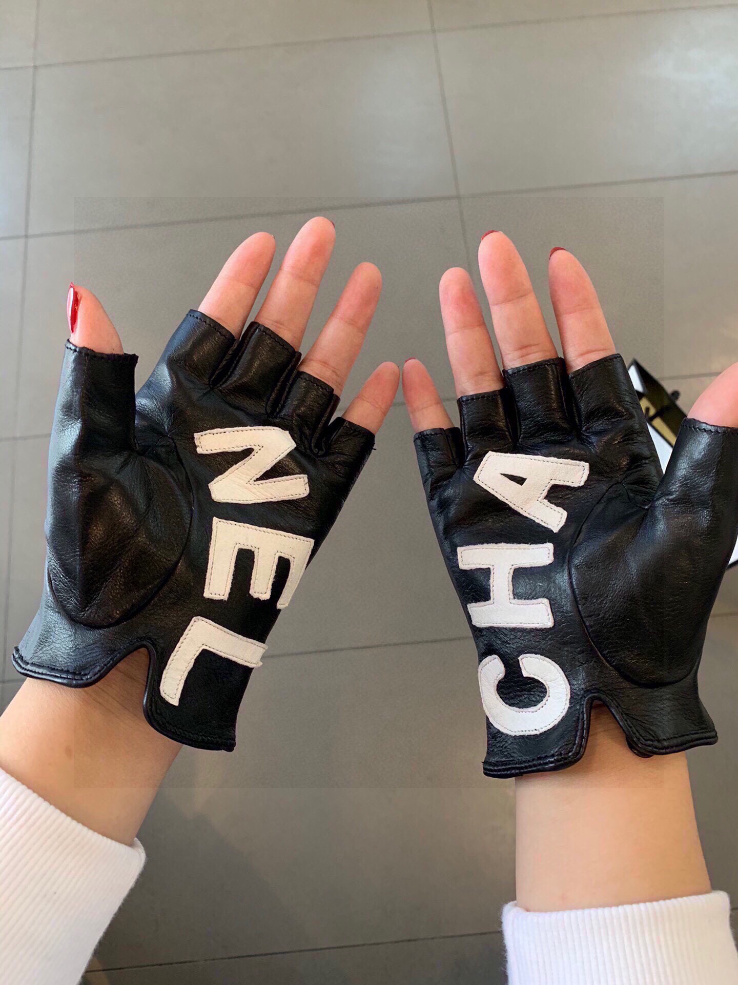  Chanel 秋冬新款女手套官网同步 👋🏻进口羊皮  皮质超薄柔软舒适  内里丝里 码数：M L