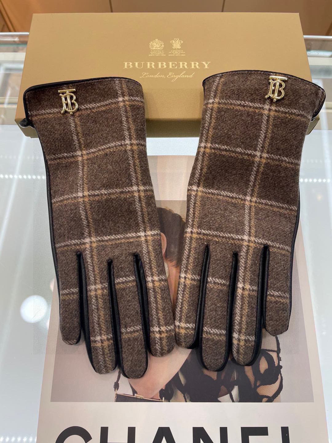 NO:343941,Burberry's new wool and leather gloves. The touch screen can be matched with cashmere coat in autumn and winter. The selected high-quality cotton sheepskin is soft and delicate. The warmth effect is particularly good. The quality is guaranteed. The workmanship is meticulous. The inner velvet is equally sized. Gloves, gloves, burberry, sheepskin, gloves19860909巴宝莉新款羊毛配皮手套 可触屏秋冬季搭配羊绒大衣超好看 精选优质棉羊皮柔软细腻 保暖效果特别好品质保证 做工细致 内里绒里 码数均码手套,手套,burberry,sheepskin,gloves,accessory