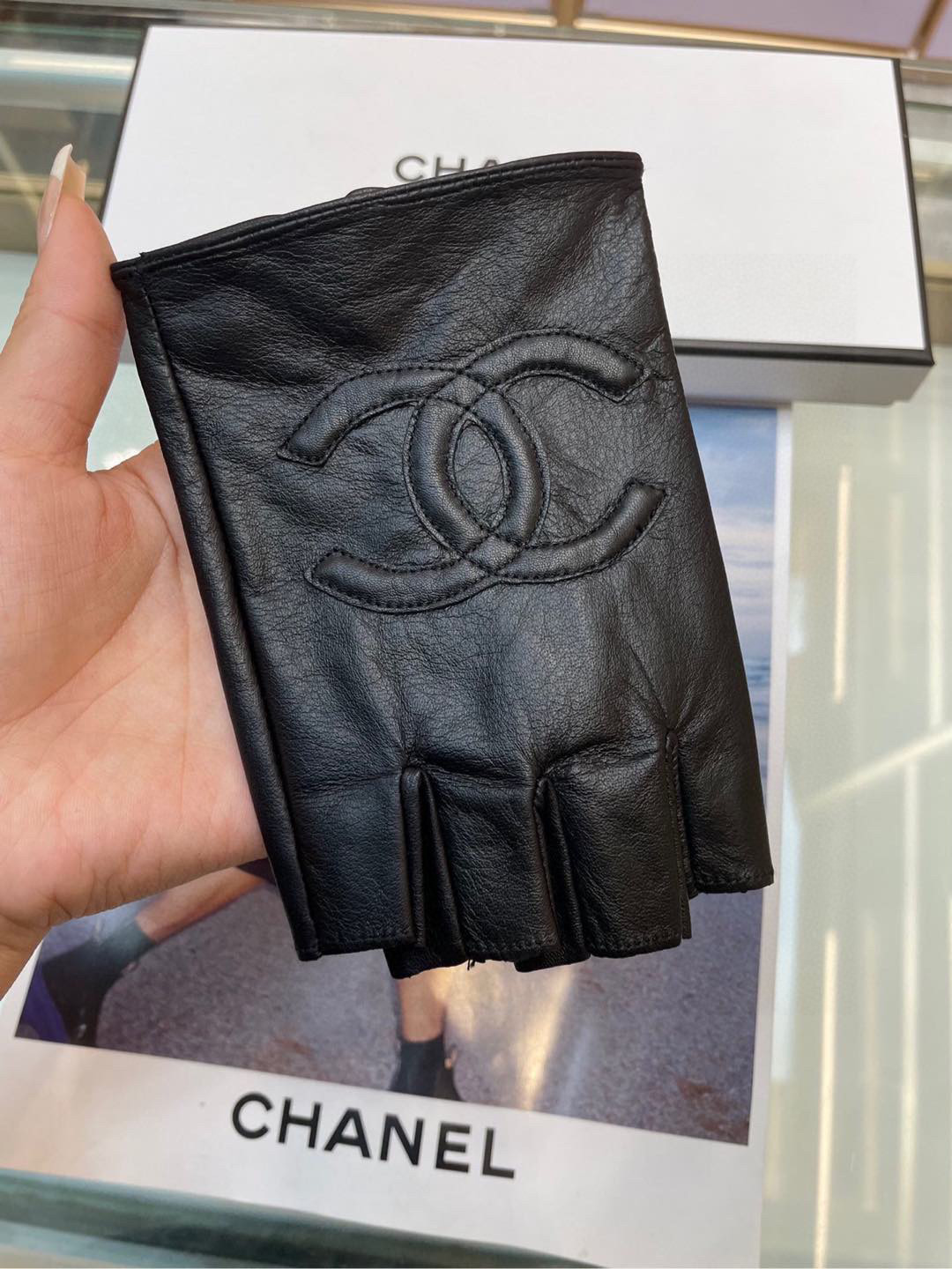  Chanel 秋冬新款女手套官网同步 👋🏻A级羊皮  皮质超薄柔软舒适  码数：M L