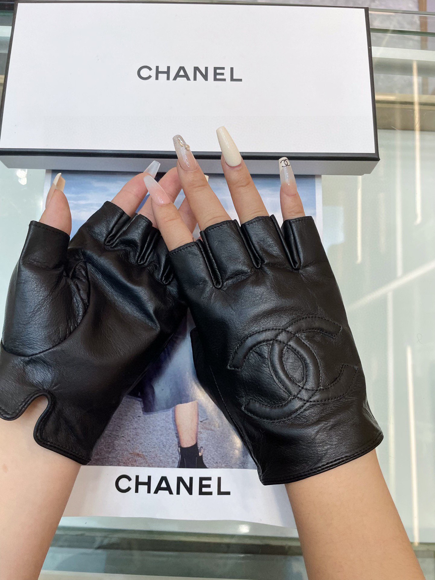  Chanel 秋冬新款女手套官网同步 👋🏻A级羊皮  皮质超薄柔软舒适  码数：M L