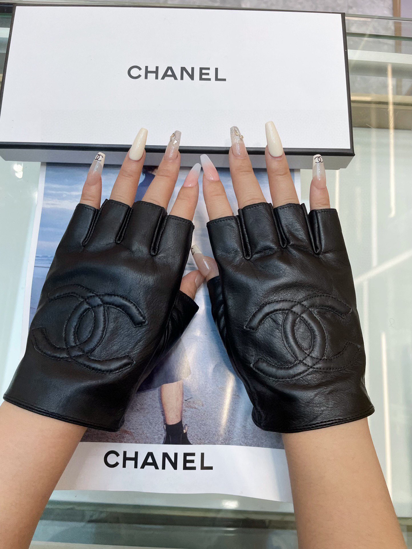  Chanel 秋冬新款女手套官网同步 👋🏻A级羊皮  皮质超薄柔软舒适  码数：M L