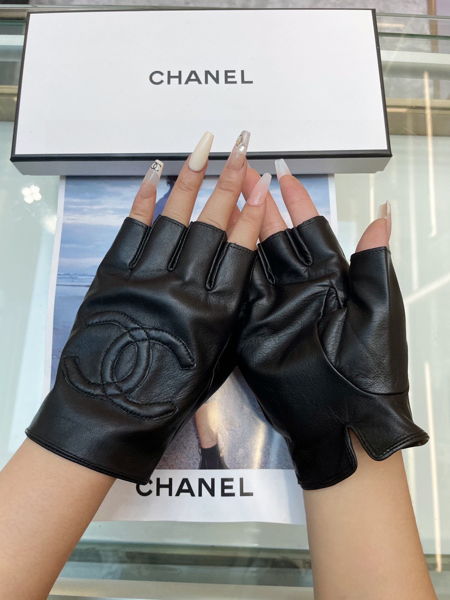  Chanel 秋冬新款女手套官网同步 👋🏻A级羊皮  皮质超薄柔软舒适  码数：M L