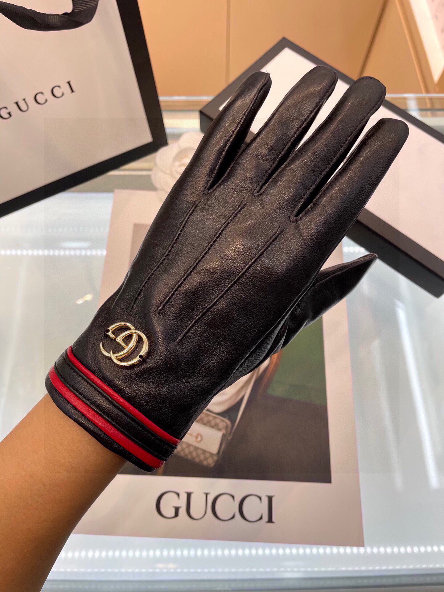  Gucci新款女士手套 一级羊皮  皮质超薄柔软舒适 特显手型👏👏 质感超群 
   码数 ：均码