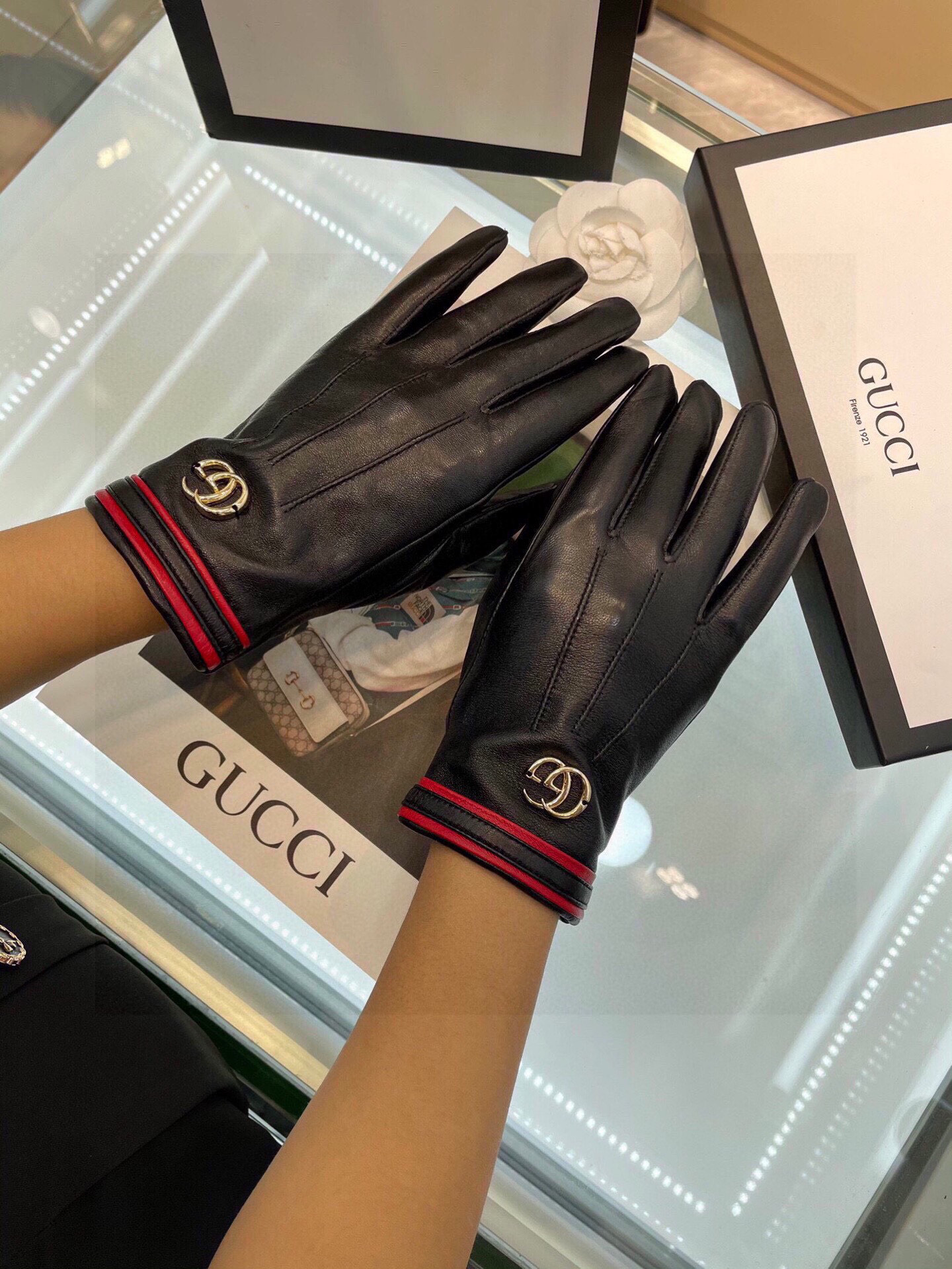  Gucci新款女士手套 一级羊皮  皮质超薄柔软舒适 特显手型👏👏 质感超群 
   码数 ：均码