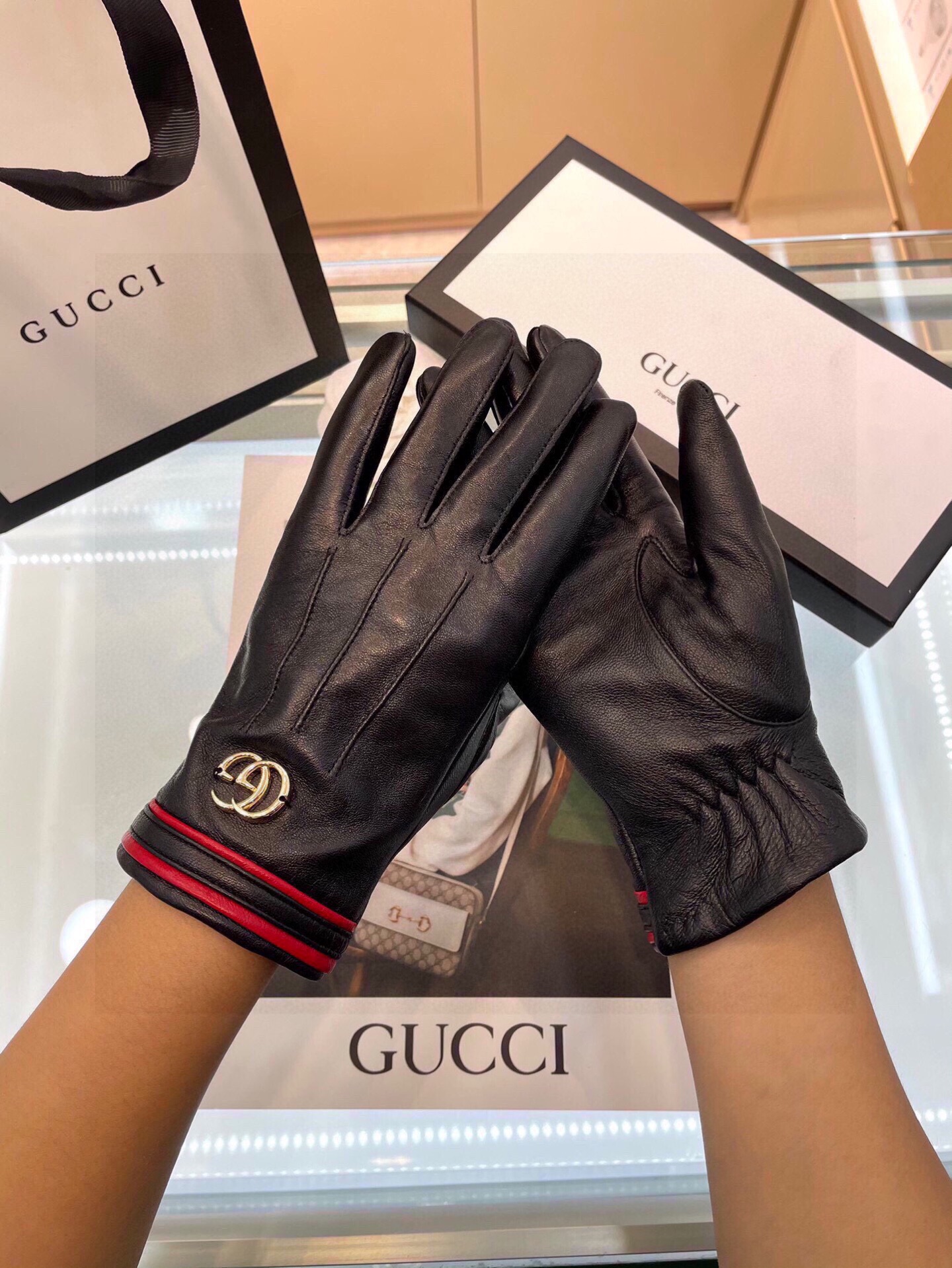  Gucci新款女士手套 一级羊皮  皮质超薄柔软舒适 特显手型👏👏 质感超群 
   码数 ：均码