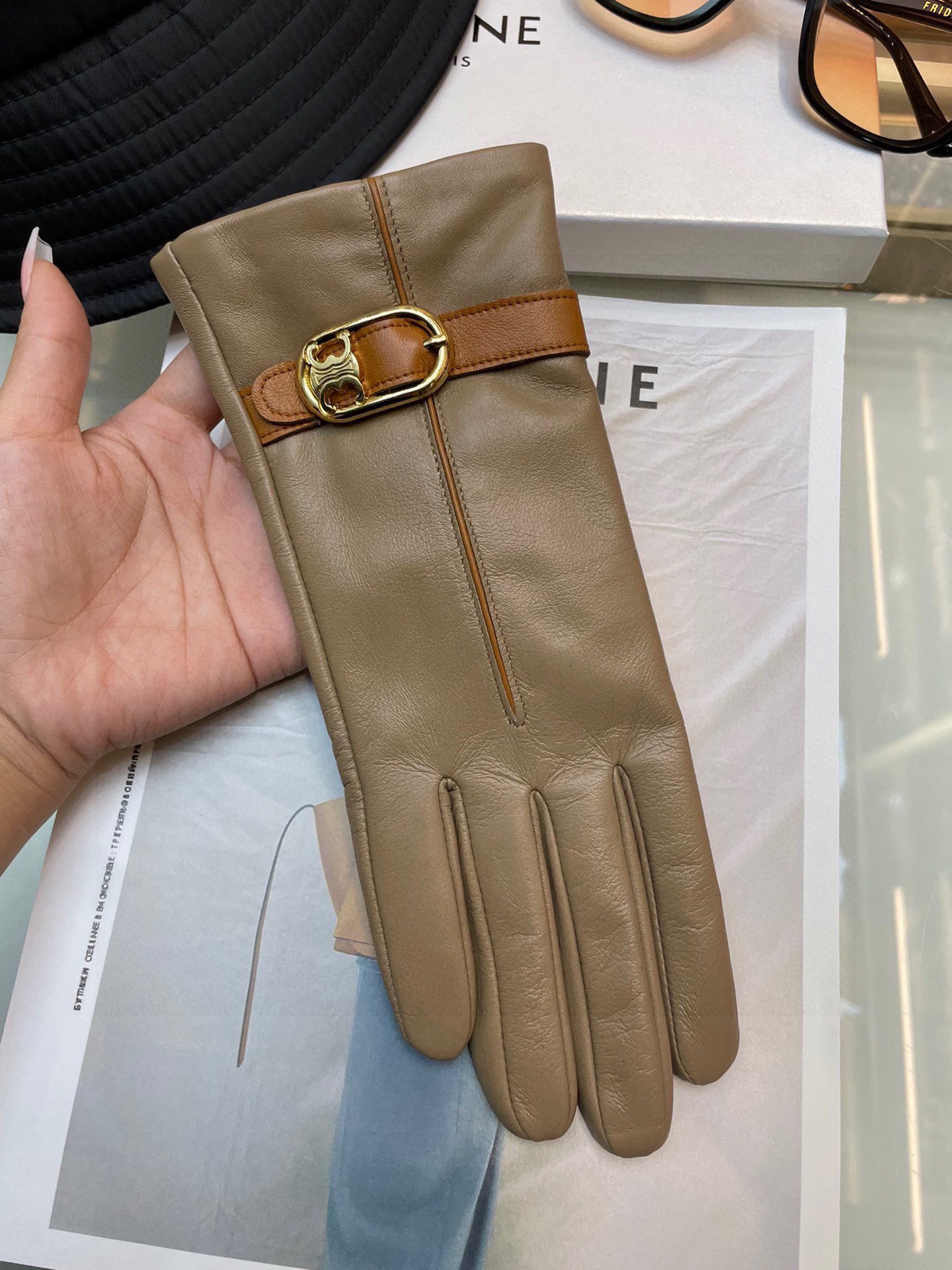   Celine瑟琳秋冬新款女士手套官网同步 👋🏻升级版进口羊皮 配色系列彰显成熟魅力 进口羊皮  皮质