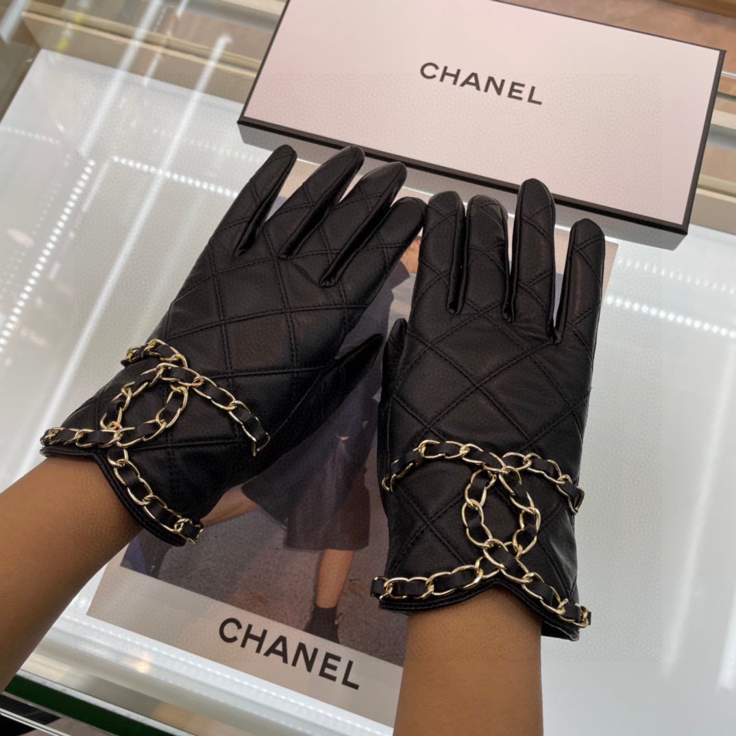   Chanel 新款短款📱👏搭什么衣服都好看💁🏼精选优质棉羊皮柔软细腻💅🦊 保暖效果特别好✌🏻️品质保