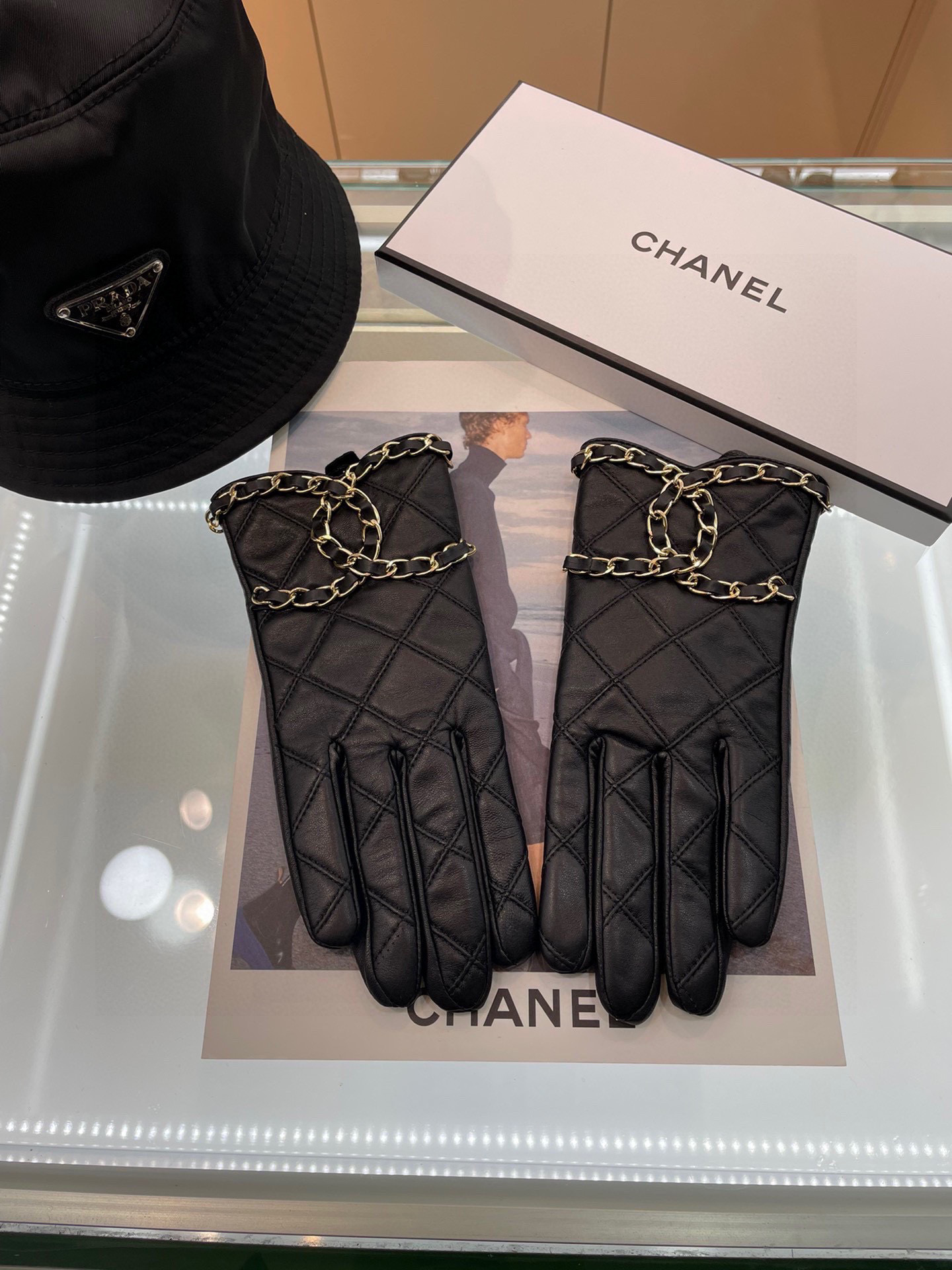   Chanel 新款短款📱👏搭什么衣服都好看💁🏼精选优质棉羊皮柔软细腻💅🦊 保暖效果特别好✌🏻️品质保